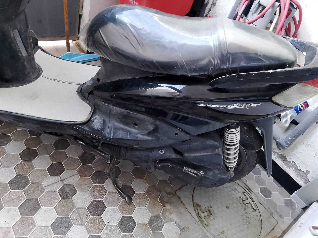 السلام عليكم دراجه للبيع سكنس نثيه شغاله بيهه خيط تبخير السعر 700 وبيها مجال 
مكان حي الجهاد 
رقم الهاتف ***********
