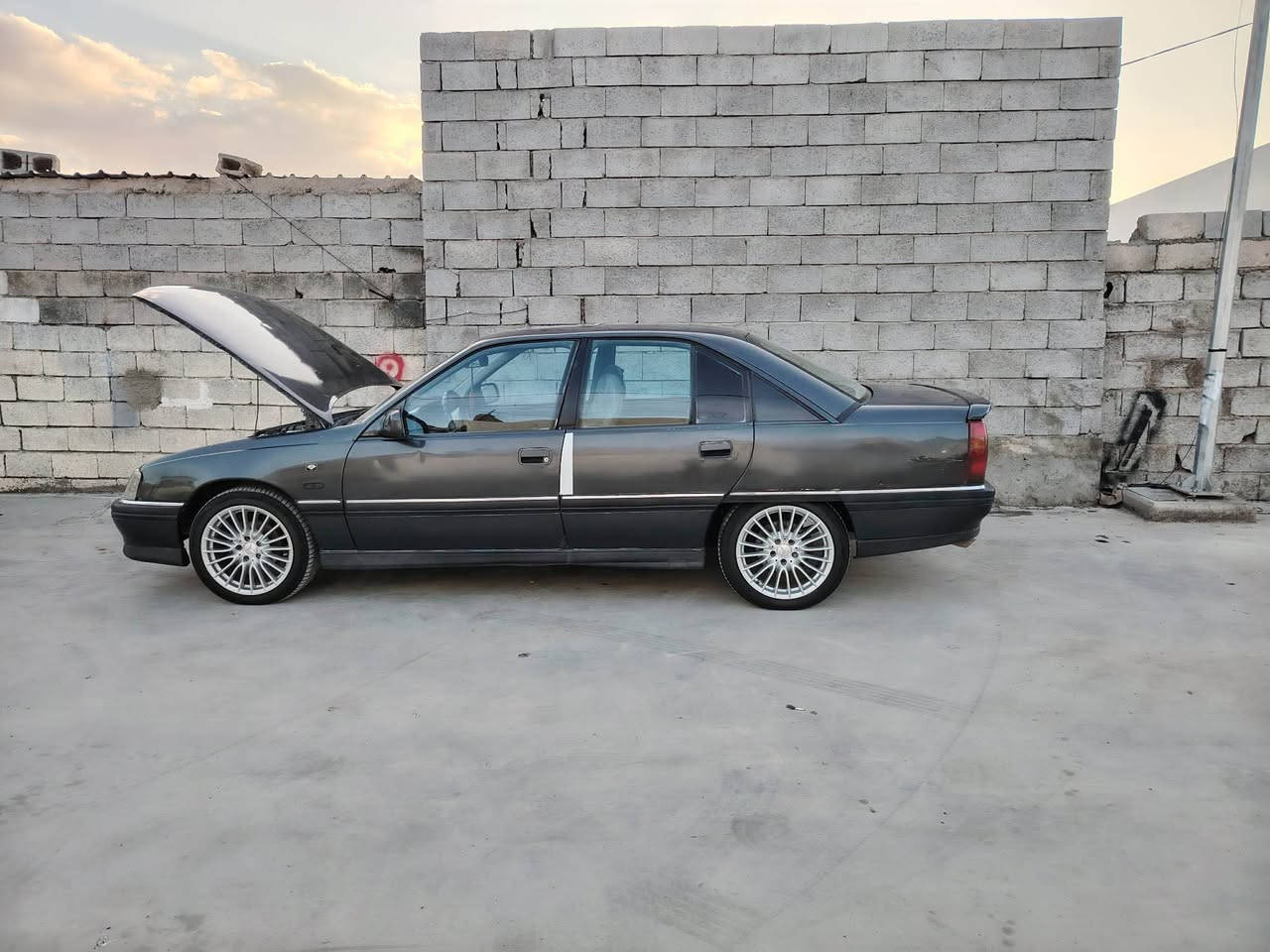 للبيع اوبل اوميكا موديل ٩٢ كير محرك واكسل بشرط سياره كدام العين ضرر جامرلغ خلفي سايق وشبر فوك السگف تخم تايرات ووياله جديد صدر خير من الله داخلها نضيف محرك ٢٠ سعرها 43 وبيها مجال
مکان سیار کرکوك شورجة 

 *********** كركوك, العراق
