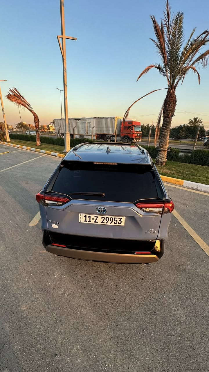 السلام عليكم 
متاح راف 4  هايبرد
موديل 2023
بدون شاصي بدون لغد بدون ايرباك 
كلش نضيفه وكلشي بيها بعده ع وضع الشركه 
فول مواصفات 1/1 
فتحة سقف
كشن كهرباء
هيتر بل كشنات 
تدفئة استيرن 
رادارات امامي خلفي
نقطه عمياء
تحديد مسار 
كشافات ضباب
جنطه كهرباء
اشاير بل مري 
لايت زنون بلادي 
ويل 18 بلادي 
تبريد قطعتين 
لايت اوتو بل اماكن الضلمة يشتغل عالي 
بصمتين اجتي وياها 
3 انظمه قياده ايكو سبورت  نورمال
حادثها جاملغ الامامي من جهة الراكب مبدل ومصبوغ و مرشوش نص باب الراكب و ربع البنيد

مكاني بغداد الكرخ 
***********
