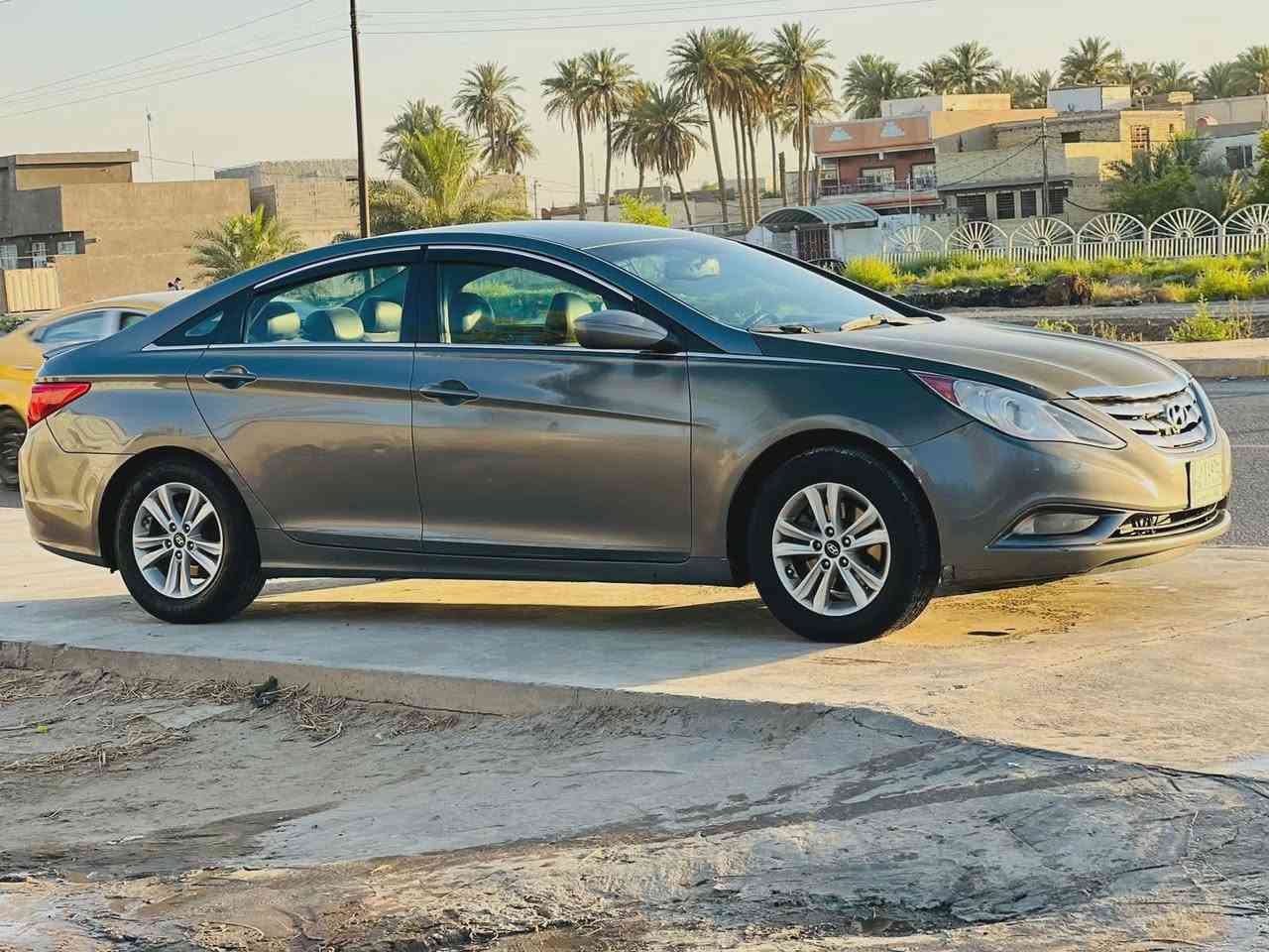 السلام عليكم 
سوناتا موديل ١٣ 
كير مكينه حداديه تخم تاير جديد تبريد تدفئه شغال أمريكيه حادثها جاملغ وبنيد بدون دواخل ليبل واحد سياره خير من الله جهازه ع اخير سعر100 وبيها مجال 
***********
***********

