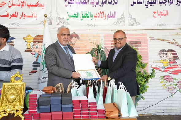 منشور رقم (٢)
قام الدكتور عمّار العرباوي معاون المدير العام للتربية للشؤون الفنية
بتكريم الكادر الإداري والتدريسي في ثانوية الكوثر الأهلية النموذجية للبنين
لحصولهم على نسبة عالية جداً في الامتحانات الوزارية.
وجرى التكريم خلال الحفل الذي أقيم في أروقة المدرسة بمناسبة عيد الطالب.

ثانوية الكوثر الأهلية النموذجية للبنين
مكان لزرع بذور المستقبل
وبيئة تعليمية مميزة.

🌹🌹 التسجيل مستمر 🌹🌹

🌹 مميزاتنا:
🌷 كادر تدريسي متميّز ذو خبرة عالية.
💐 متابعة يومية لمستوى الطلبة.
🌹 بيئة تربوية وتعليمية راقية.
🌺 قاعات دراسية مهيأة ومكيّفة.
🌹 أنشطة علمية وثقافية داعمة لمسيرة الطالب.

الموقع: النجف الأشرف / حي السعد / شارع جامع ابن كمّونة / مقابل القنصلية الإيرانية سابقاً / مجاور مكاتب السياحة والسفر.

للاستفسار الاتصال بـ:
📞 ممثل الهيئة التأسيسية: ***********
📞 الحسابات: ***********
📞 الإعلام: ***********

المركز الإعلامي
