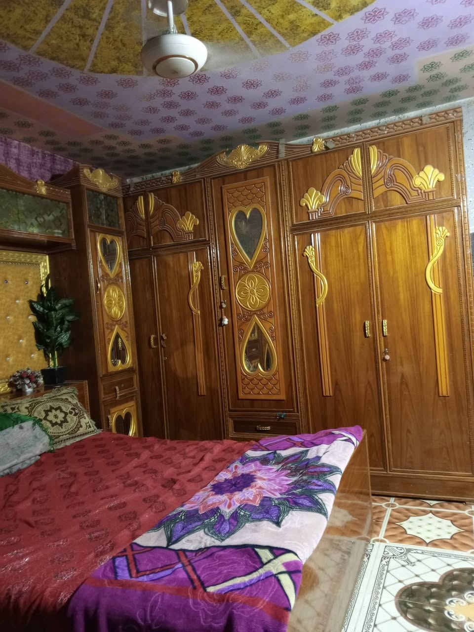 السلام عليكم غرفه البيع احطاطه نظيفه بعدهي سعره مليونين نص بيه مجال مكان التاجي *********** / ***********
