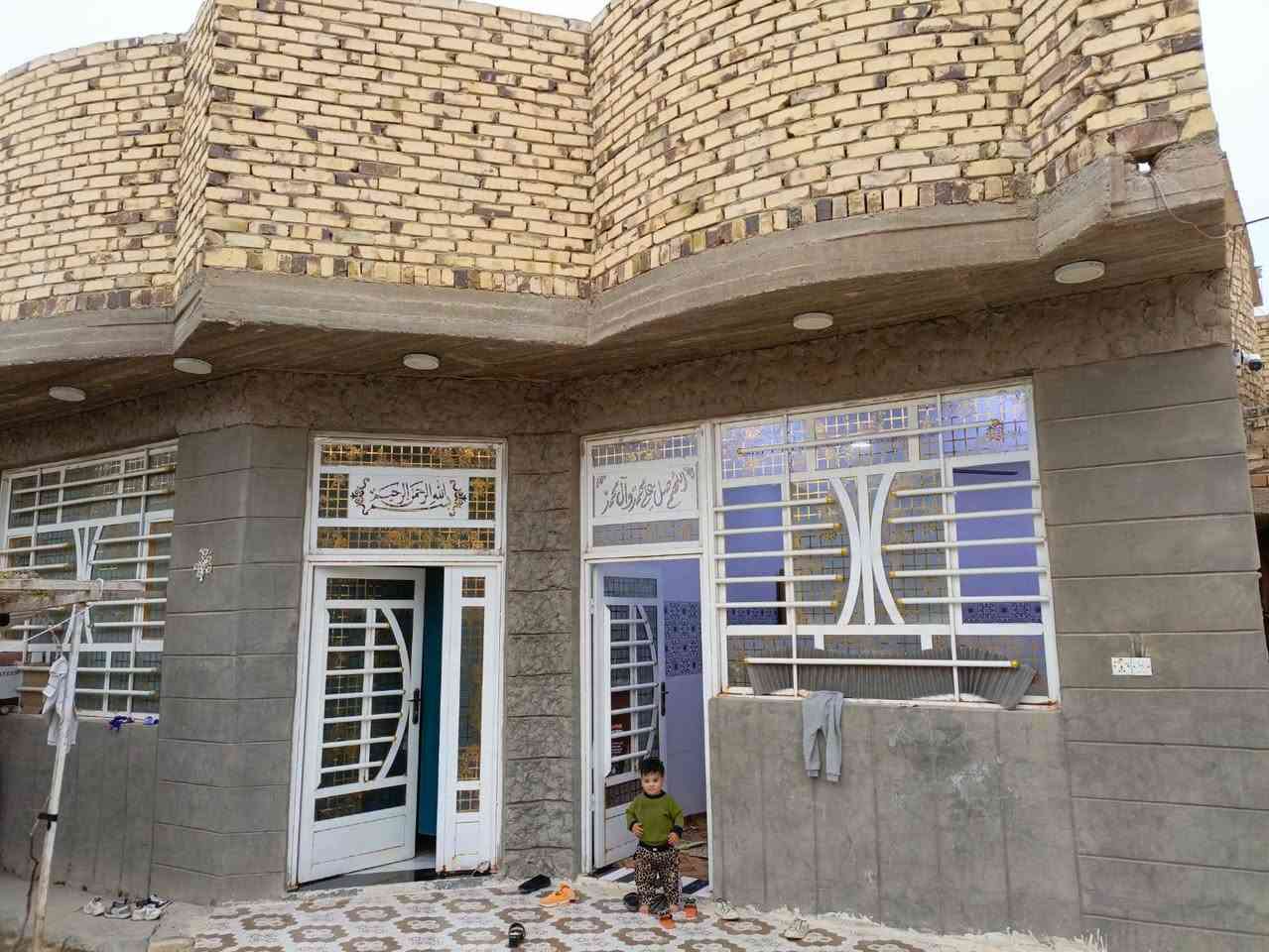 السلام عليكم دار للبيع المساحه 220 بيت متكامل يحتوي على غرفتين نوم مطبخ استقبال زاد صحيه داخليه صحيات خارجيه وحديقه صغيره العنوان بابل شارع 80 الساده البو خطه الاستفسار اكثر على هذا الرقم ***********
