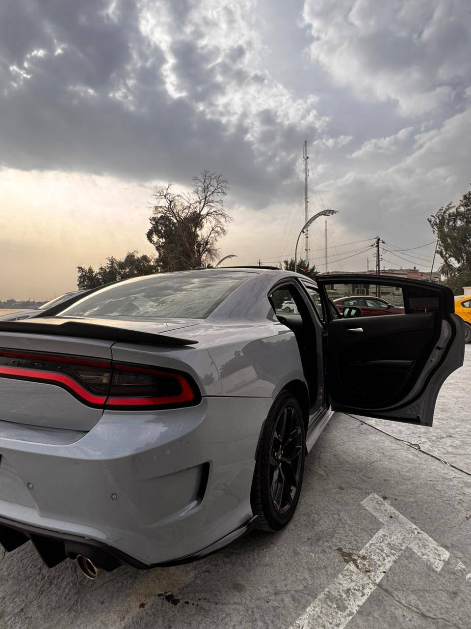 جارجر 2020 SXT سموك
سلايد فتخة فول مواصفات 6 سلندر بصمة 
 حادثه جاملغ وبنيد وبيه بالعراق شخط 
جاملغ خلفي وباب فقط صبغ بدون حادث 
سيارة جديدة ماشية 90KM  
جاهزه رقم بغداد بسمي
للاستفسار ***********
