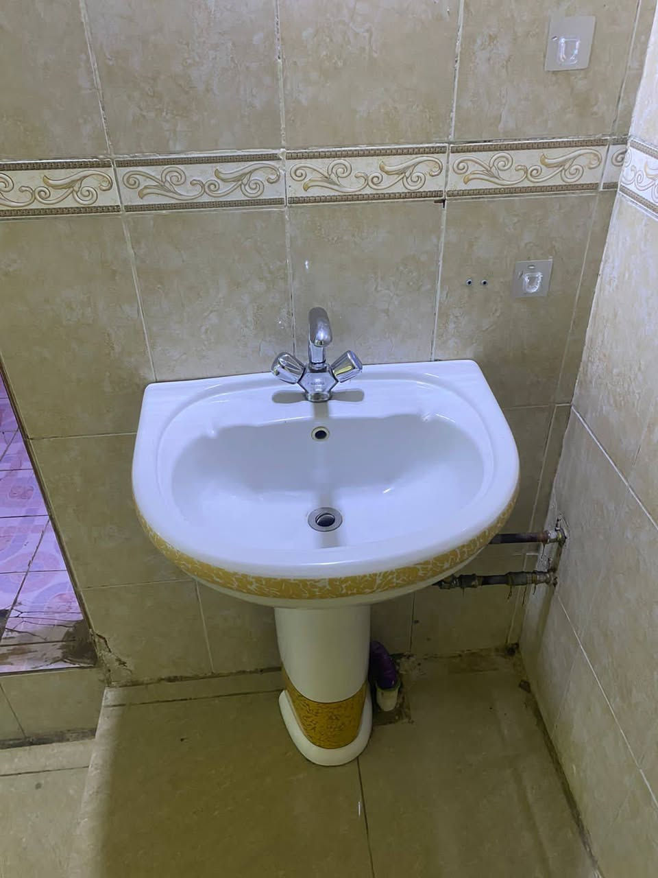 بيت طابق ثاني معزول للايجار عنوان جميله خلف جامع مجيسر 2 سطح بيه *********** ملاحضه ( مدة الايجار 5 اشهر )
