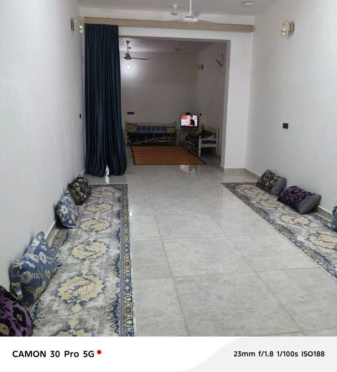 دار سكن المساحة 150م مسلح يتكون من غرفة + استقبال+مطبخ + صاله مع صحيات خارجيه وداخلبه مع كافة الخدمات تبليط كهرباء ماء مجاري قريب على المدارس  العنوان الفداء حي الكرامة نهاية شارع ابو لبنان مقاطعة 26 اتصال ***********
