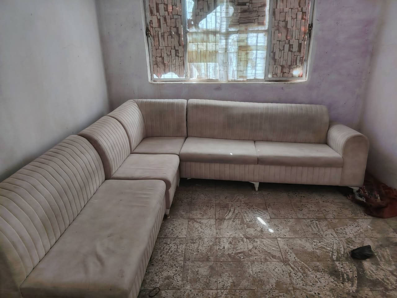 ديوان 10 نفرات 5قطع  و وياه 6 مقاعد و مفرش قديفه
٢٤٠ و بيه مجال قليل
***********
