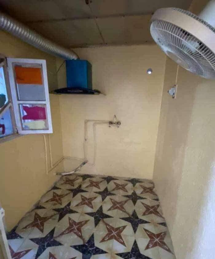 شقه للايجار الجنينه قرب مطعم ارزونا غرفه وصاله ومطبخ حمامات درج معزول الايجار قفل ٤٥٠
عقارات الجمهوريه 

***********3
