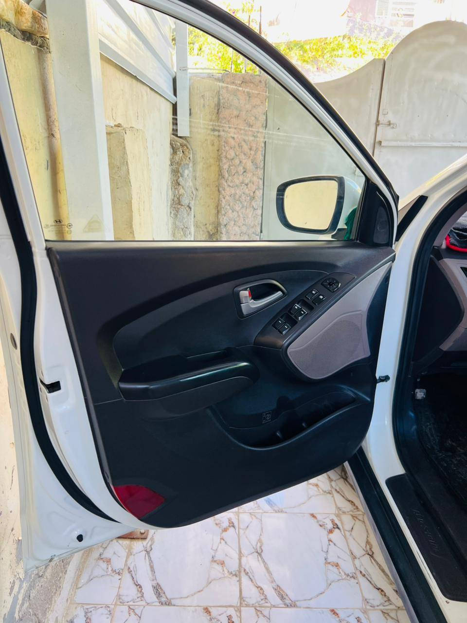 سلا عليكم ورحمة الله وبركاته
سياره توسان موديل 2012
رقم سياره أربيل 
سياره مابيه شي

مكينه== فول سليمه

تبريد ==فول مابيه شي

سياره ==بنورامه بيه

الخدايه سياره ==مابيه شي جديد

السياره من جابه بيه ظربه

فوك التاير الخلفي مقدر شبرين

بس والله سياره لو تتطلع باليوم لو ما تتطلع مال رجال كبير بالسن

سياره معروضه ١٣٨ وحك الجيه ينزل واني خادم
رقم
***********
