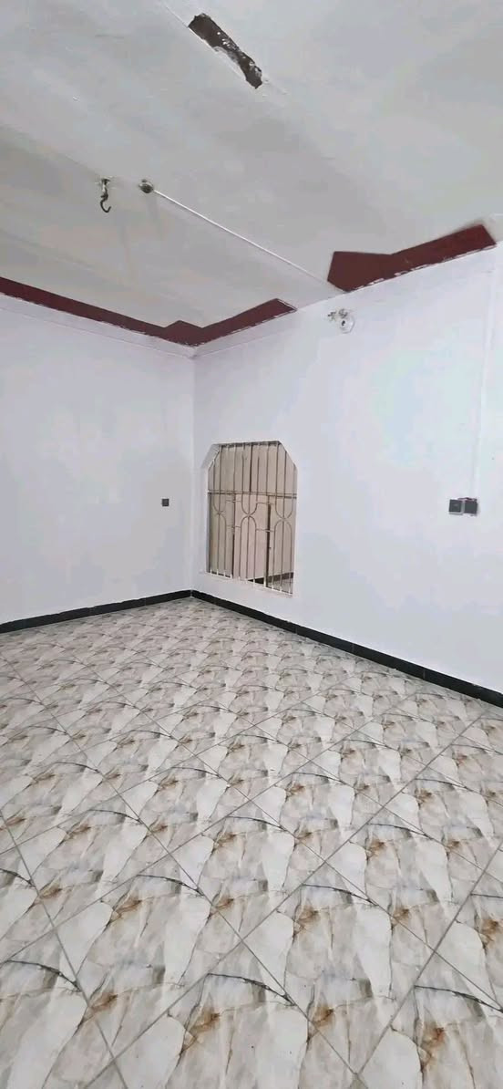 اعلان.......
بيت للبيع بحي العسكري مساحه 110متر قرب المستوصف 

يحتوي على غرفة وصاله وبراني ومطبخ وصحيات خارجيه وداخليه 

البناء عكاده 

السعر 60
 حالياا البيت فارغ

للاستفسار اتصال على الارقام التالية 

***********

***********

مكتب الساعي للعقارات 🏢 

العنوان سايدين حي الشرطه مقابيل اسواق الريتاج 🏢🏢
