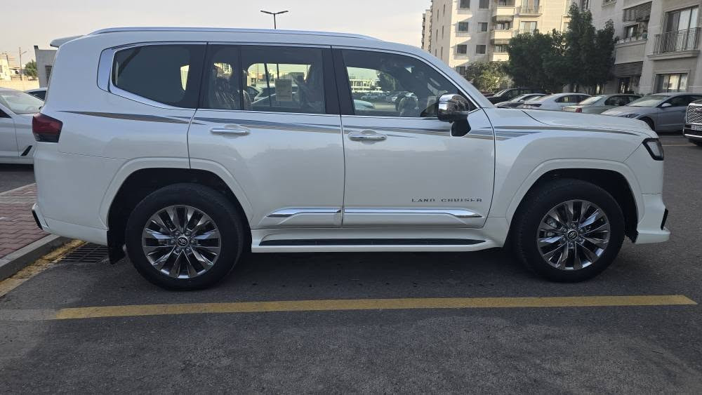 تحيه طيبه 
للاستفسار اتصال على الرقم *********** 
للبيع لاندكروز VX LIMITED  2024   
تنفس طبيعي 4000cc 
مواصفات فول الفول دبل رادار حساسات امامي وخلفي  كراسي حار بارد كراسي خلفيه تبريد داخل احمر  سقف كنتاره اسود 4 كامرات كرسي ذاكره ميمور 3  وضعيات نفس ال vxr  ترحيب شعار لاندكروز بالابواب ابواب شفط صندوك شفط  نظام صوتي jpl  فتحة سقف 
كراسي خلفي كهرباء شاشات بلاد دفن  
دفع رباعي 
السياره جديده بحالة الوكاله كفاله عامه من اي ملاحظه بدون نكراش بدون تنميل بدون تكحيل ماشيه 16 الف كيلو قابل للزياده جميع الاغراض والعده مامستخدم كلشي على وضع الشركه البرده والهوك والهتفونات وباقي الاغراض على وضع الشركه مامفتوحات  رقم بغداد دولي بأسمي تحويل مباشر  مكاني بغداد حي العدل
للاستفسار عن السعر وباقي التفاصيل  يرجى الاتصال على الرقم *********** بغداد, العراق
