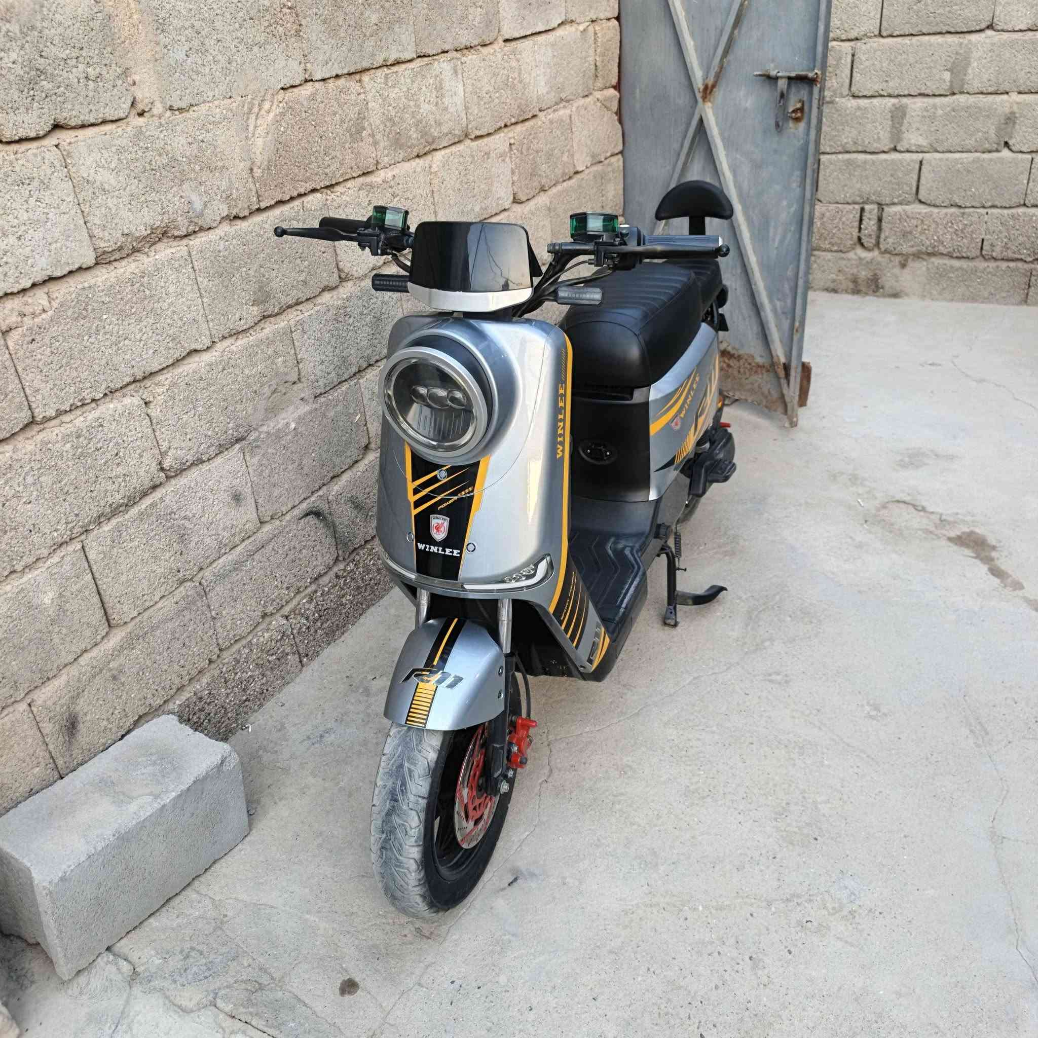 سلام عليكم البيع دراجه شحن آر 11جديده شرط فحص خمس بطاريات حجم كبير 32أمير السعر 600وبيه مجال العنوان البصرة الزبير ***********
