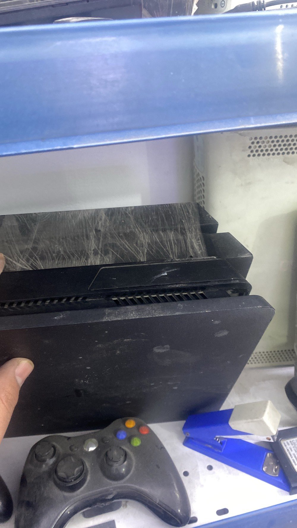 عندي مجموعة أجهزة ألعاب ومنصات بلايستيشن وإكس بوكس بحالة جيدة، بالإضافة إلى عدد من الألعاب المشهورة مثل ريد ديد ريدمبشن 2، باتل جراوندز، و نيد فور سبيد هيت. الأجهزة موضبة بشكل مناسب وجاهزة للبيع. مناسبة لألعاب الفيديو وعشاق الإكس بوكس والبلايستيشن.