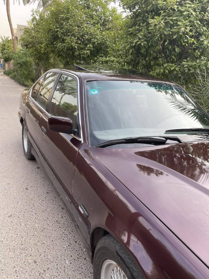 السلام عليكم BMW 525iA موديل 92 سياره جاهزه شخط مابيها قبل كم يوم طلعت من الفرن صبغ اثر جراد فقط  
سياره بلادي بدون حادث او ضربه 
مكينه 25 مسكر عدل المرغوب 
كشنات كهرباء كاركتر
سنتر لك ريمونت
سلايد شغال طكتين 
تبريدها ثلج خير من الله 
دبل ايرباك
اكروز سرعه
كمبيوتر
مري شفط
تخم تاير حداديه 
بجم عريض
رقم بغداد الدولي باسمي تحويل ثاني يوم
كير مكينه خيررررر من الله سياره مال بيت وممتعوبه ونضيفه وجاهزه للاخير كلشي شغال بيها 
مكانها بغداد 
***********

