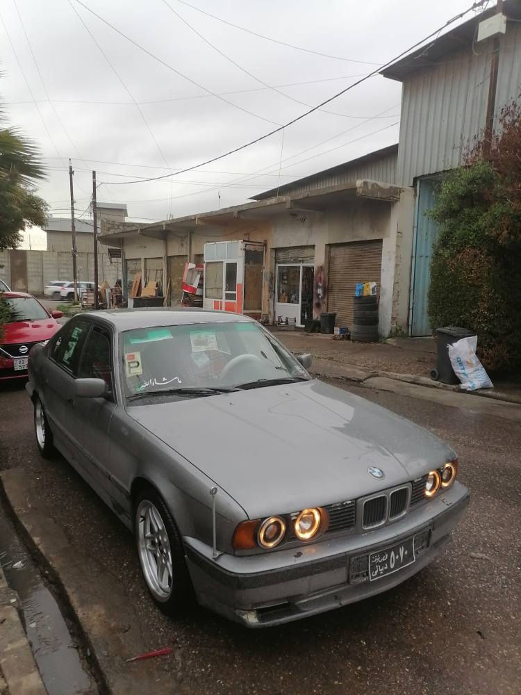 بیئێم مۆدیل 1991 525 فەل چرکەو 100 دۆلار ببە گێر تۆماتیک تەبریت دووجام کارەبا ABS لایت فانۆس بەشەرتی هەرچی کارەباییە ئیشکا تەبرید بەشەرت گەرمی بەشەرت قفل مەرکەزی بیلادە بێ مەحجون و بێ لێدران بەس بەدەنەی بەبیلادی گۆرایە بێ برانەوە هەمووی بەشەرتە گێروو مەکینەی بەشرتە چوار تایەو ویلی M ی نوێی لەبنە ئاڕم پلاستیکی هەولێرێیە بەشەرتی ئاڕم و اوەلیات ئیدی سەیارەکە لەسەر دەقی شەریکەیە لەهەولێرە سحری 36 و مجالێکی برایانە هەموو شتی بەشەرتە *********** تەقەو رەقەش بەشەرت أربيل, العراق
