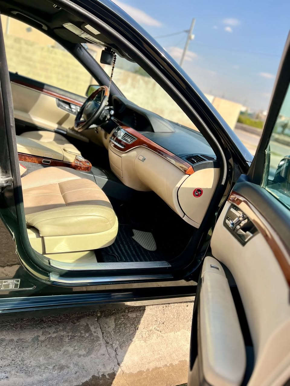 السلام عليكم 
مارسدس350sموديل 2009 
خليجيه 
ابواب شفط سلايد تبريد امامي 
خلفي منفصل 
خمس بردات جوبلسات 
ناضور ليلي 
جنطه شفط كهربائيه
معروفه بقيه المواصفات 
صدر امامي خلفي جديد 
كير مكينة شاصي لغود مكفولات 
تخم تايرات ودسكات جددد 
سنوية جديدة باسمي تحويل مباشر 
السياره بيها صبغ كلير بنيد وهلال جاملغ الخلفي فقط بدون معجون
السعر 200
***********
