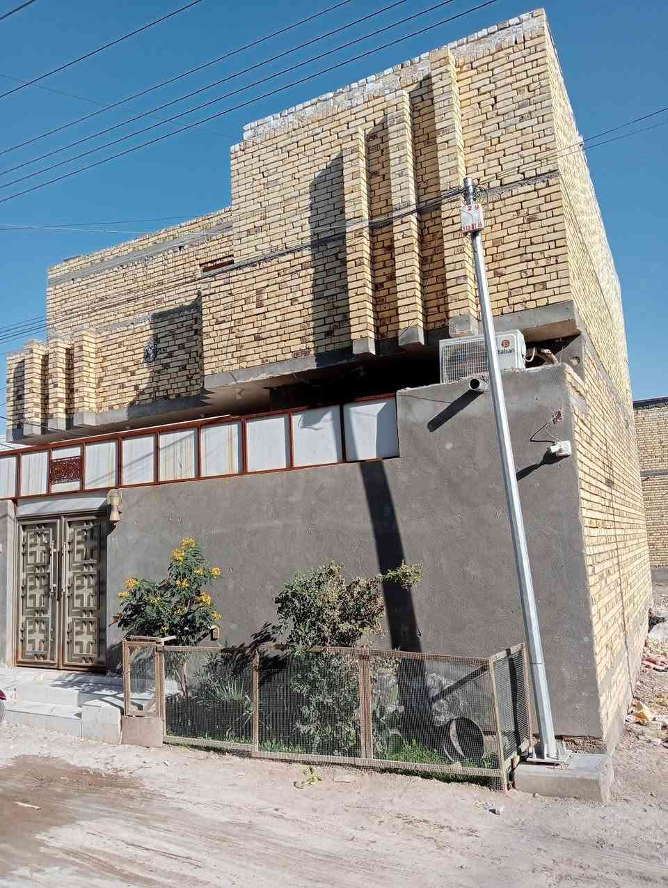 بيت للبيع  100متر
طابو اسهم خلف جامعة الامام الصادق الفرع المقابيل ملعب الفرات 

طابقين 

طابق الارضي غرفه وصاله ومطبخ وصحيات واستقبال وطرمه 

الطابق الثاني غرفتين وصاله وصحيات عوزه لبخ وتخمير 

البيت صب كونكريت بناء2024

الشارع عرضه8 مشمول بتبليط

بيع مستعجل السعر 95وبي مجال للطيبين

***********
