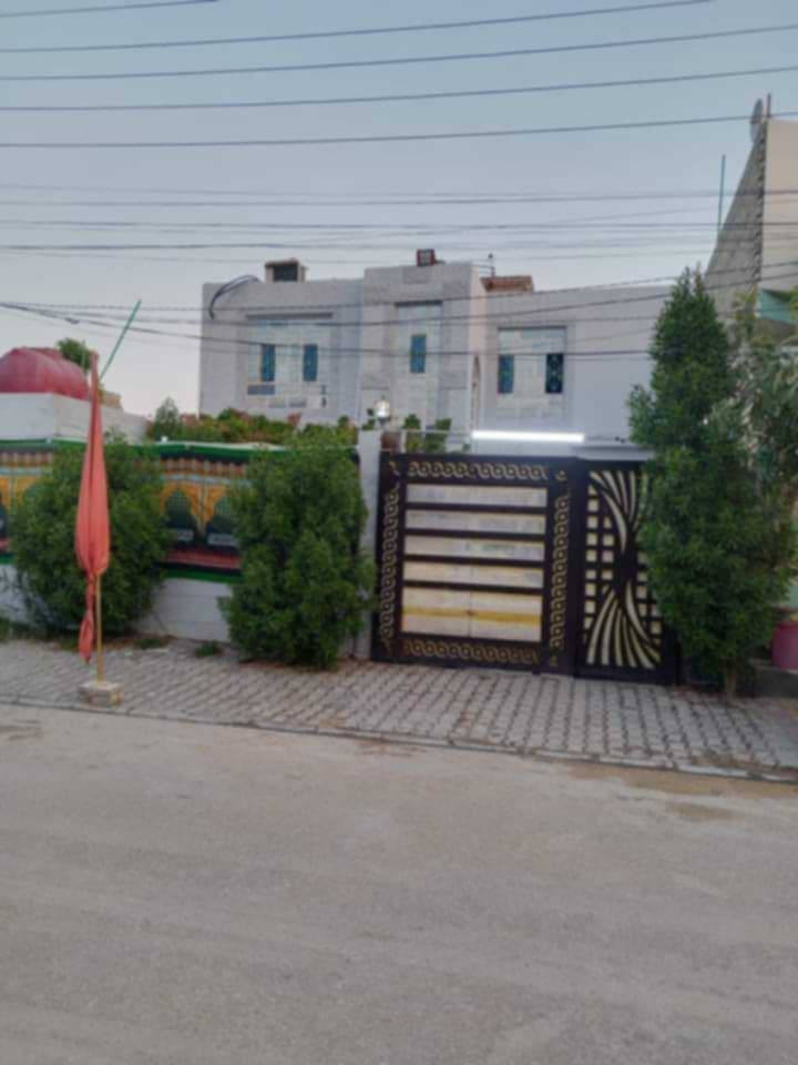 سلام عليكم 
دار للبيع المساحة 200 م قطاع 23 حي ميسان شارع 12 متر قرب شارع الجامع 
الدار طابقين مسلح كونكريت 
الطابق الأول غرفة واستقبال وصاله ومطبخ وحديقة وحمامات خارجية وداخلية وكراج سيارة 
الطابق الثاني اربع غرف نوم وصالة 
السعر 200 مليون دينار 
 ملاحضه البيت مامصور كامل اكو بعد غرف *********** ابو رياض
