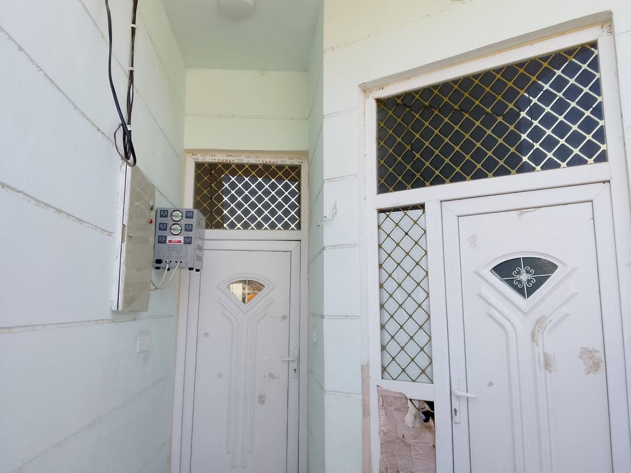 السلام عليكم بيت للبيع مساحه 100متر بيت قاطين القاط الاول استقبال وصاله ومطبخ وغرفه والقاط الثاني غرفه كامل مكمل حياطين سيراميك ارضيه سيراميك من باب الحوش الحد المنور بناء حديث سنه 2024 الموقع بلدروز شارع بيت شلاكه بنهايته لاستفسار على هذه رقم*********** السعر خاص
