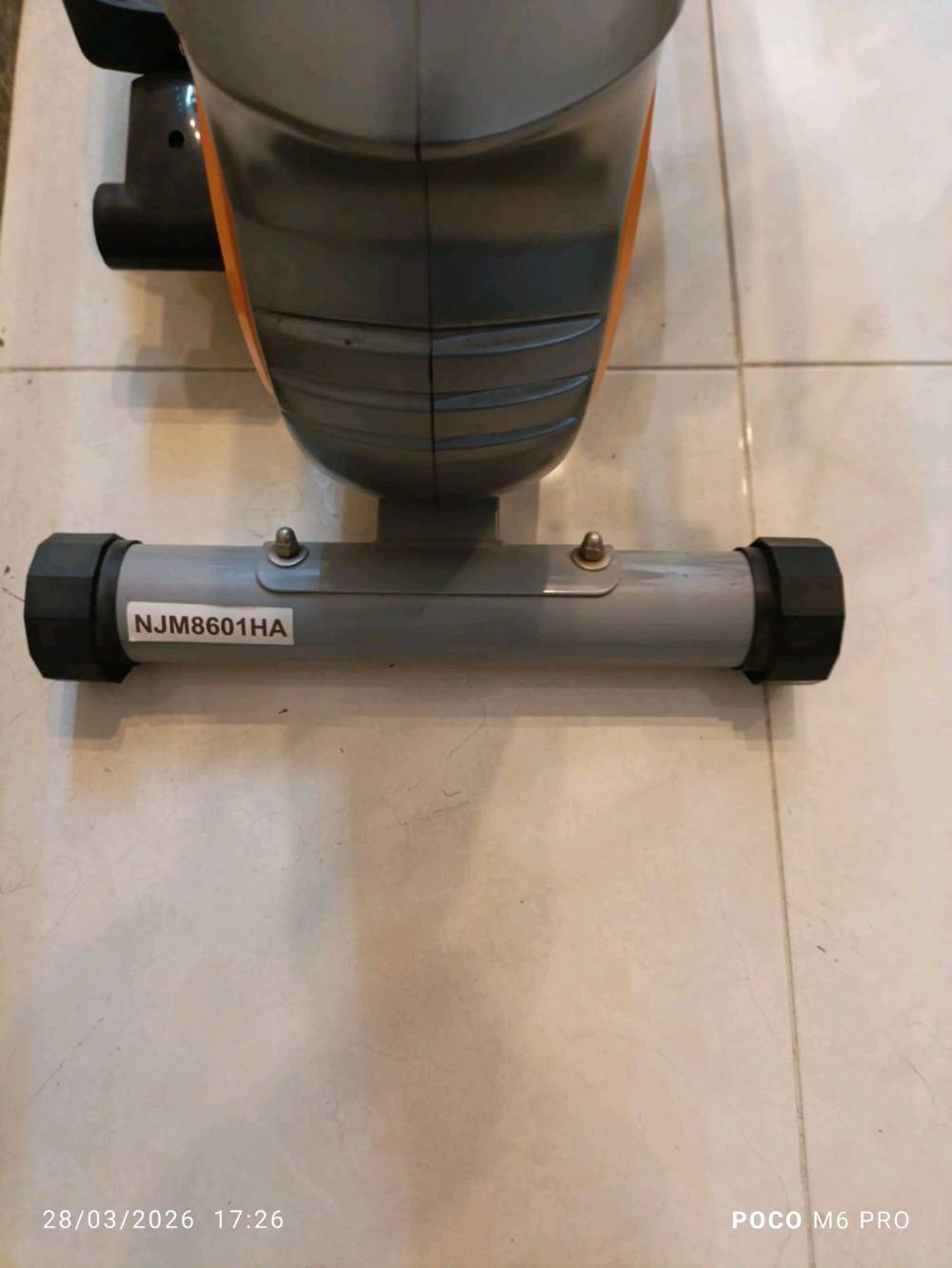  هو جهاز أوربتراك (Orbitrack) 2 في 1، وهو يجمع بين فوائد الدراجة الثابتة وجهاز المشي الهوائي (البيضوي).
مكاني بارك السعدون 
جهاز جديد استخدام قليل 