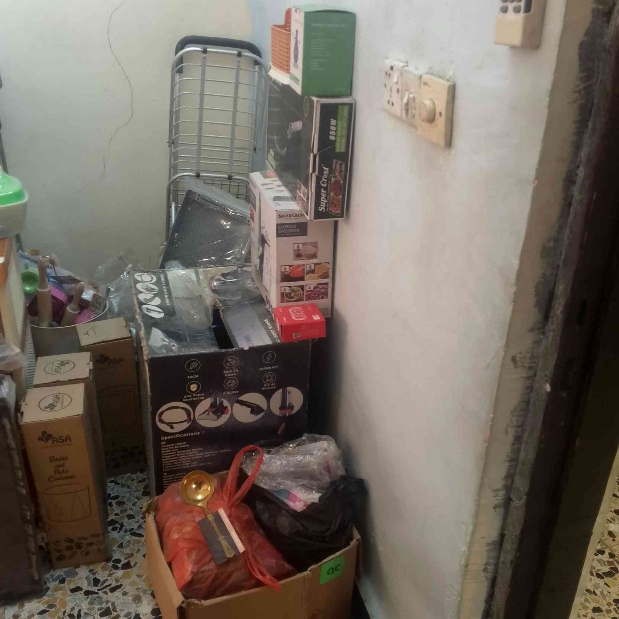 السلام عليكم غراض محل للبيع شلعه وحده غراض كلها جديده السعر 1350 وبي مجال رقم الهاتف *********** بي واتساب المكان بغداد
