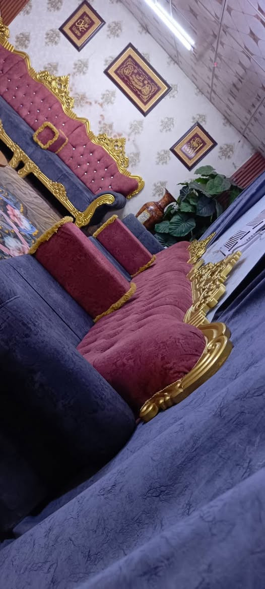 ديوان ملكي 25 مقعد تسكام درجه اولى اخو الجديد السعر 850 وبي مجال المكان بغداد ***********
