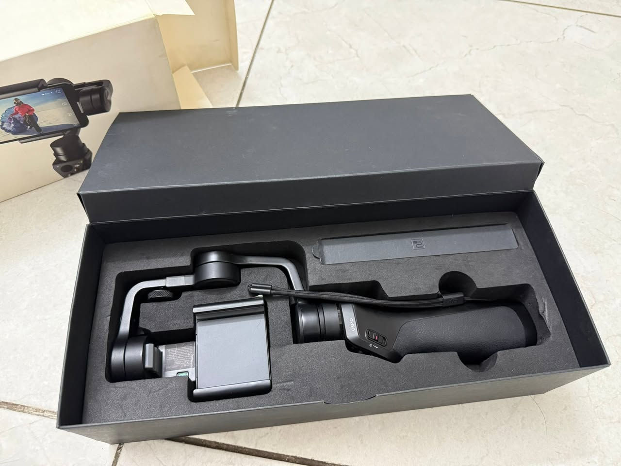 DJI Osmo Mobile 1
للبيع: مثبت ومانع اهتزاز لتصوير الفيديو بالموبايل من شركة DJI الشهيرة (الجيل الأول - موديل OM150).

المواصفات والمميزات:
• ثبات عالي ثلاثي المحاور (3-Axis Stabilizer) للحصول على لقطات سينمائية ناعمة وبدون اهتزاز.
• يدعم ميزات التتبع الذكي (ActiveTrack) والتصوير البانورامي والتايم لابس عبر تطبيق DJI.
• بطارية قابلة للإزالة والتبديل.
• هيكل قوي ومتين ومريح باليد أثناء التصوير الطويل.

الحالة: نظيف جداً وبحالة ممتازة، ويأتي بكامل ملحقاته مع الكارتون الأصلي.

السعر: [60 الف ]
الموقع: السيدية

للتواصل والاستفسار، يرجى المراسلة على الخاص.


**إذا كنت صاحب هذا الإعلان وتريد حذفه لأي سبب، رجاءا أرسل رسالة إلى الدعم الفني**