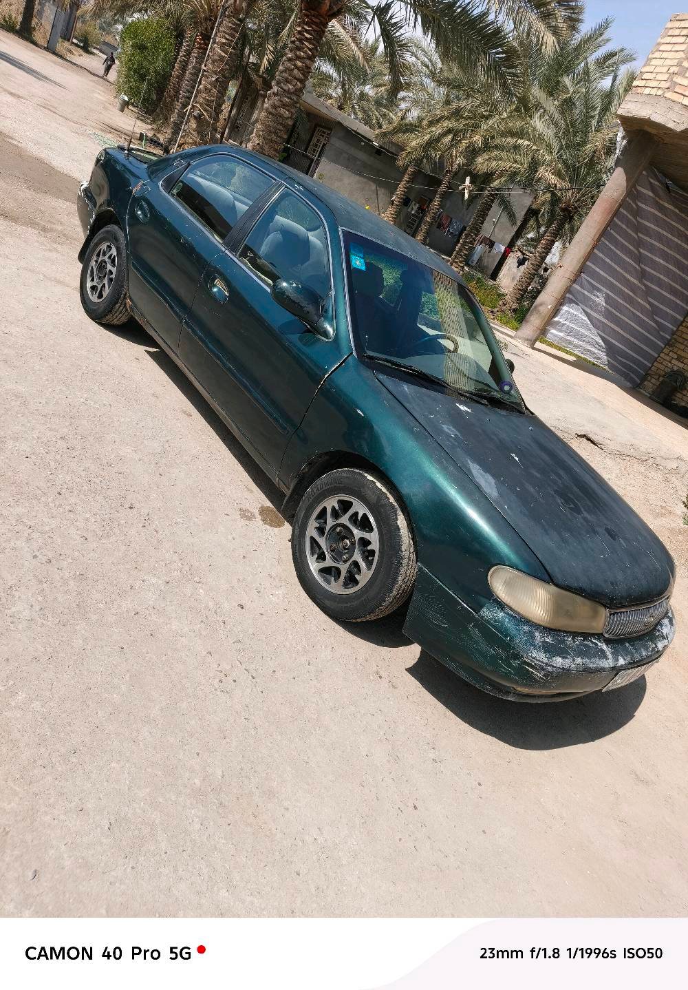 أنا أعرض سيارة كيا قديمة للبيع بلون أخضر غامق. السيارة ذات هيكل خارجي بحالة تحتاج لتجديد، تظهر علامات الاستخدام عليها. محرك السيارة بحالة جيدة ويحتاج لفحص دوري للتأكد من الأداء. الداخلية نظيفة ومُعتنى بها بشكل جيد.