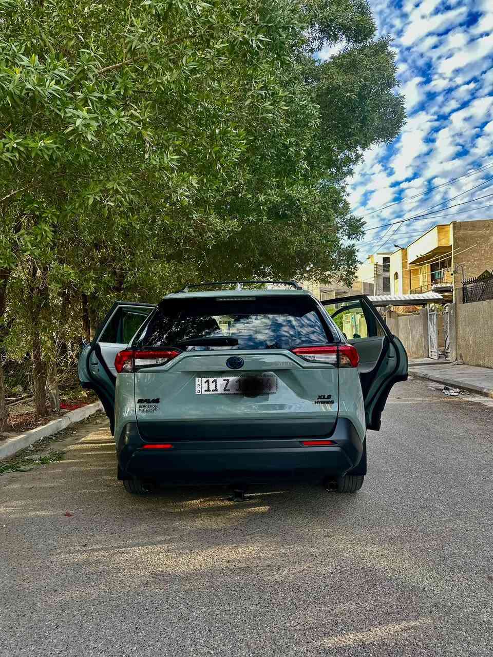 سلام عليكم راف فور موديل 2023 هايبرد XLE الاون سمنتي حادث السياره امامي تبديل بنيد فقط ماشيه 34 (م)اني مكلف بل النشر رقم صاحب السياره  *********** مكان السياره بغداد حي العامل
