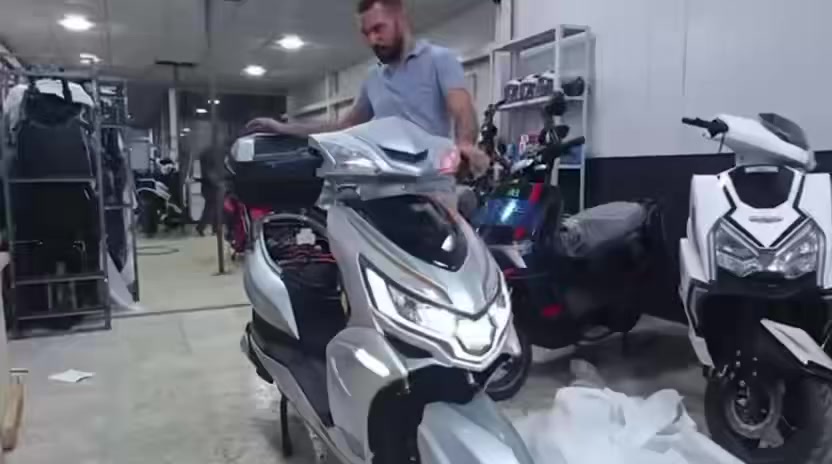 السلام عليكم
دراجة شحن super MTR اعلى جودة استيراد مؤيد طيارة 
ملف ٢٠٠٠
عقل كبير يتحمل الاجواء الحارة
بطارية ماركة mtr حجم ٣٢ انبير عدد ٦
سرعة بين ٨٠.٠٠.٧٥
الدراجة بعدهة جديدة ماشية 600 كيلو يعني حت مواصلة الف ما بيهة اي نقص كأنما ماخذ جديدة السعر 900 بيهة مجال بسيط كلش حك الجية مكاني شارع فلسطين ***********
