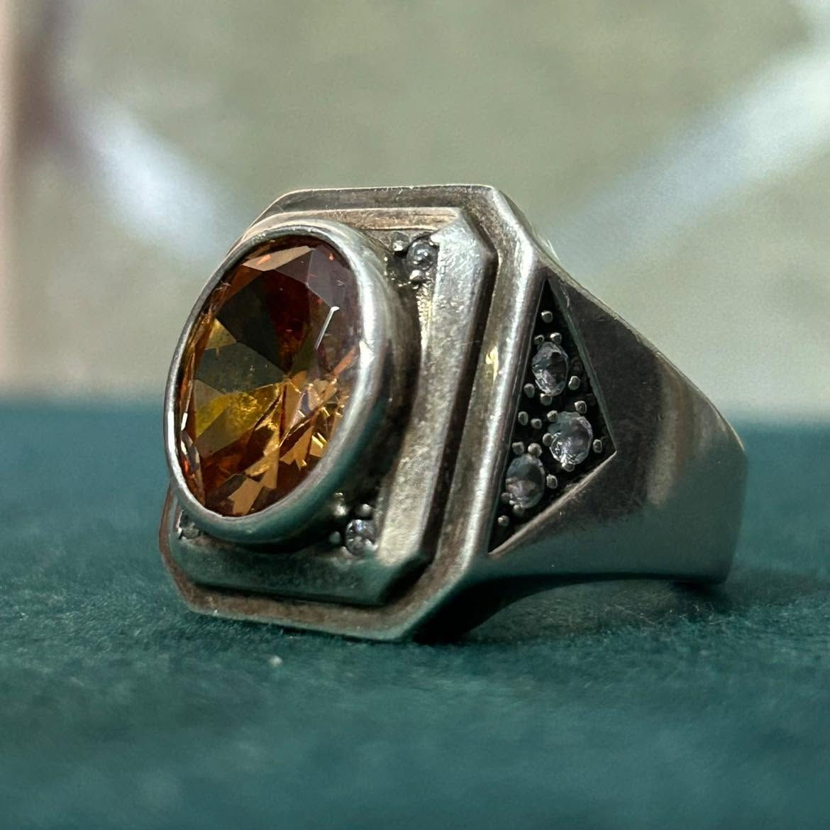 خاتم💍رجالي فضة مزين بحجر سترين الأصفر البراق  و الجوانب عريضة مزينة بالزركون اللامع
قياس 19
السعر 75الف دينار عراقي 
للطلب و الاستفسار مراسلة الصفحة 
او على رقم واتساب ***********
