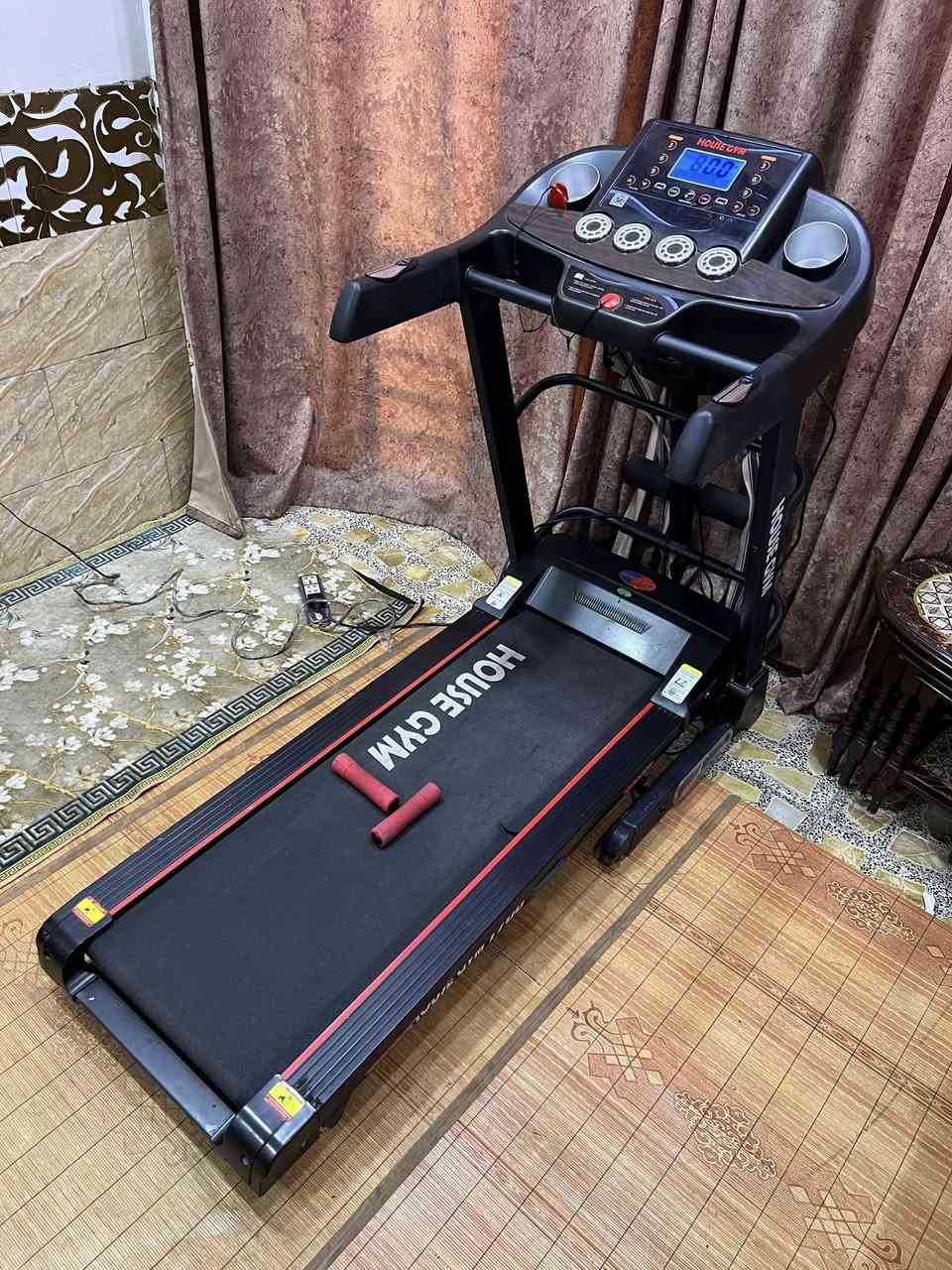 جهاز جري جبلب دبل ماطور صناعة هاوس جيم ماركة معررفه و قويه يحمل 150K سرعه عاليه 14.0 بي رجاج تكسير شحوم بي شاشه تعد رقت سعرات حراريه قياس نبضات القلب مسافه مقطوعه اواكس بلوتوث مفتاح امان جهاز يطبك ومياخذ مساحه بي هديه دمبلصات2 سعره 300 الف بغداد يوجد توصيل محافظات ***********
