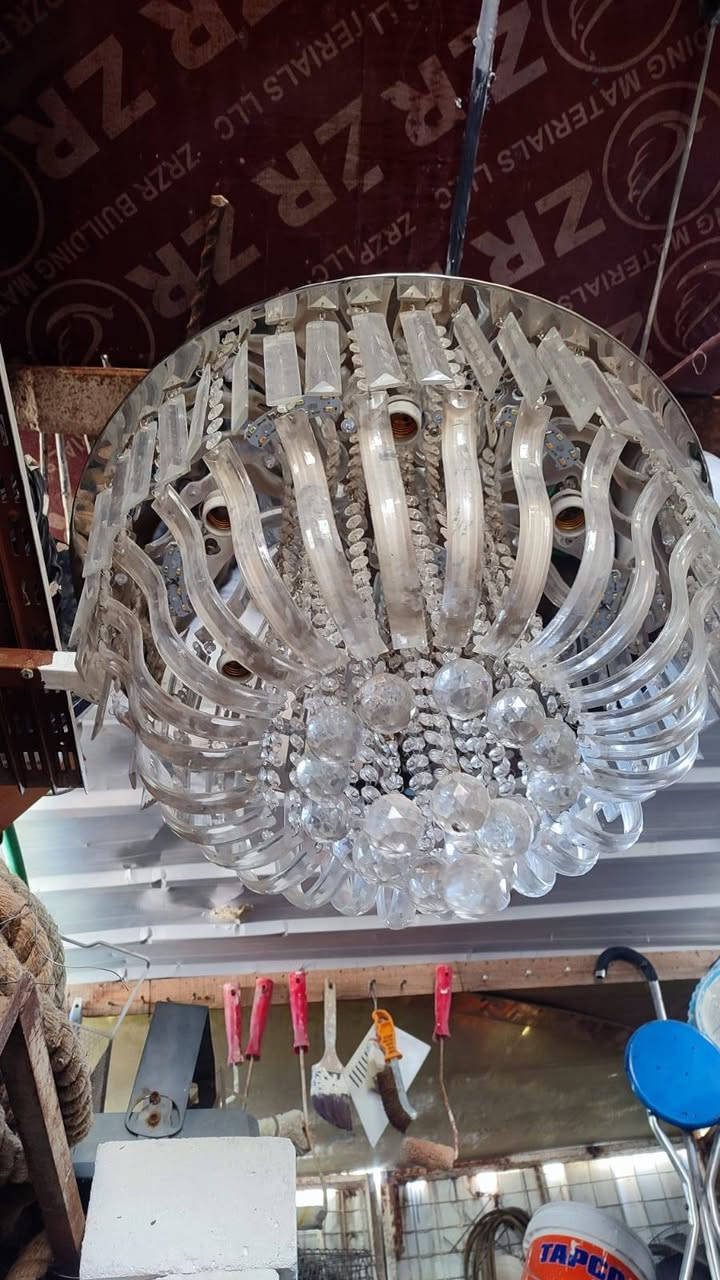 ثريات عدد 2 حجم الثرية كبير 60سنتم بدون كلوبات نظام ام بي ثري 
مع فوانيس عدد 2 السعر الكلي100 قفل بدون عملة

العنوان حي السلام للستفسار ***********
