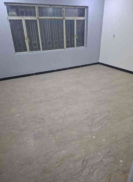 شقه للأيجار غرفتين وصاله مطبخ امريكي مفتوح على الصاله وصحيات ومخزن 
كل غرفه ٤×٥ وصاله كبيره طابق اول وتحتوي على مصعد يعمل على الوطني فقط كراده واقعه بين شارعي الداخل والخارج قرب دايموند مول للعوائل فقط فقط
***********
***********
