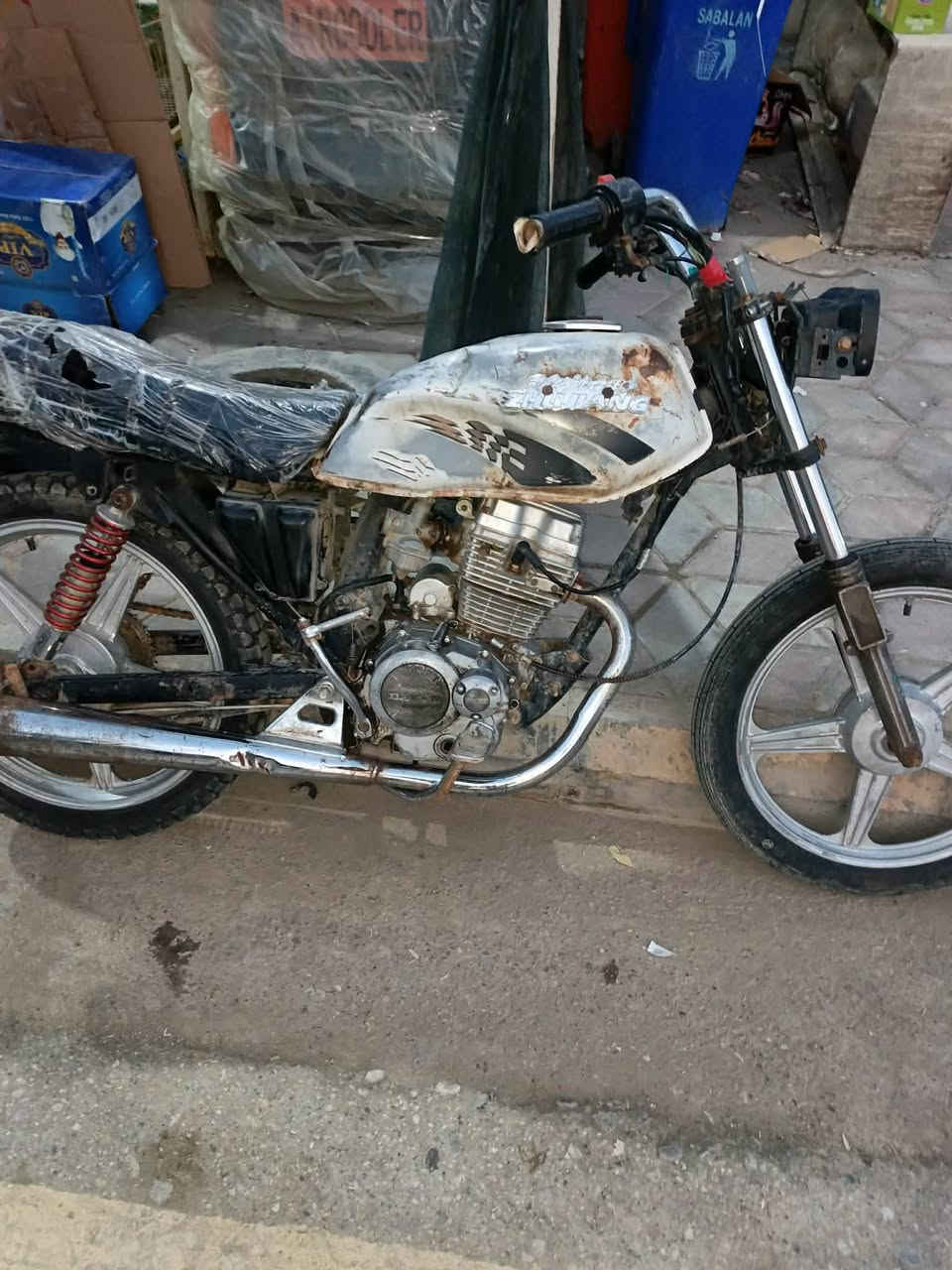 السلام عليكم 
للبيع
دراجة فيوم اوراق لونها احمر موديل 2010للاستفسار***********
