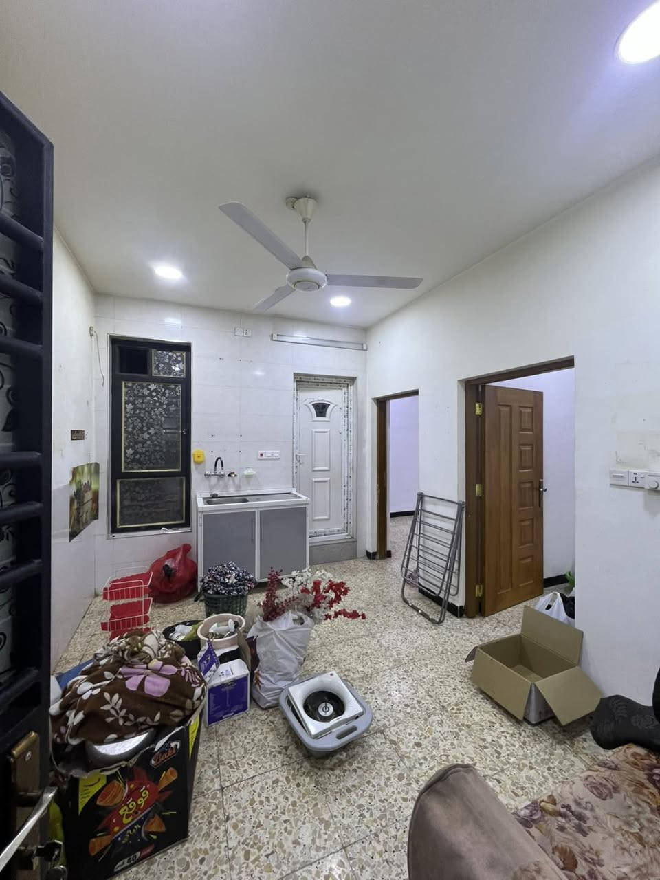 شقة حديثة لليجار 
تحتوي على غرفتين نوم و صالة مطبخ و خدمات 
مجهزة الشقة سبالت و بنكات و ساحبة و سخان و ماطور و تانكي و كيبل سحب 
عنوان الشقة الشعب مجاور سوق 4 الاف 
سعر الايجار قفل 350 

📍عنوان مكتب الفرات للعقار حي اور شارع نادي النفط اخر استدارة قبل فلكة صباح الخياط 
📞 عباس العقابي ***********
