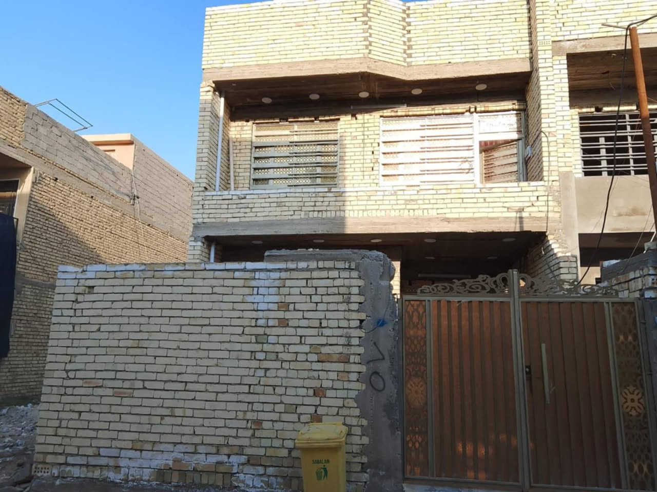 الدار للبيع المساحه ١٥٠ متر الطابق الارضي يتكون من استقبال ومطبخ وغرفه وحولي وكراج  وصحيات ولطابق الثاني يتكون من غرفتين وحولي بيت حديث تاريخ البناء 2025 عرض الشارع ٨ وبيوت كدامك ماكو السعر ١٤٥ 
للاستفسار الاتصال على هاذا الرقم ***********
