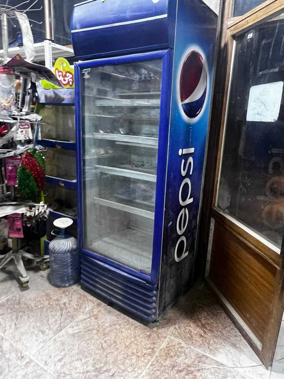 سلام عليكم
اغراض محل للبيع 
عارضات مال ببسي 2 
وعارضه سطحيه مال ايس كريم 1 
ورفوف جدران مال محل كامل 
وسفينه مال حلويات 
ورفوف سطحيه 
عارضه مال جكاير
أسعار مناسبه جدآ 
مكاني البصره حمدان 
***********
