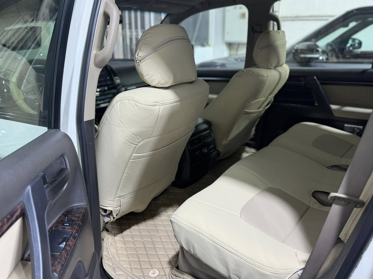 السلام عليكم 
لاندكروز 2011 ستينية اصلية 
كرسي كهرباء 
مكفولة السيارة بدون صبغ 
ومكينة وكير مكفولات لافتح ولاتبديل ولاشي 
ماشية 160 الف كيلو 
سعرها:31 الف دولار وبيها مجال 
للاستفسار اكثر:***********
مكانها معارض النهضة شركة اللامي
