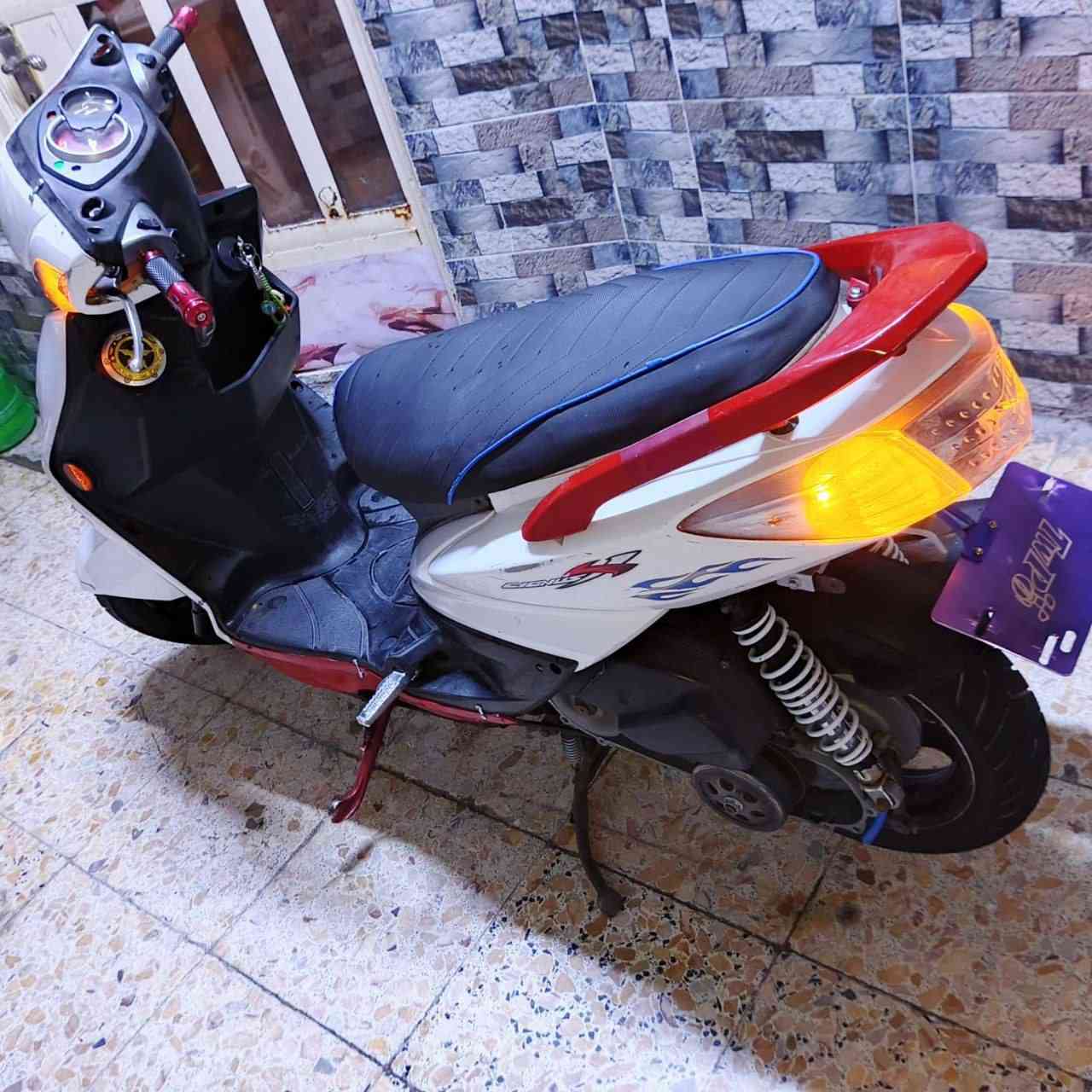 سلام عليكم 
دراجه سكنس فحل نوزل 2012
مكفوله كفاله عامه 
بيهه كلج امامي رياضي 
وبس طاسه كلج الخلفي بلاد بس طاسه
دراجه نضيقه تخبل 90/100
اديرلهه كله دهن امزويل 
بانزين محسن.. نوزل معرف  
دراجه قويه قويه 
المحرك برغي ما مفتوح بيهه 
ولا مره داخله مصلح 
مكاني بغداد البلديات 
سعر 800وبيهه مجال 💞
رقمي ***********
