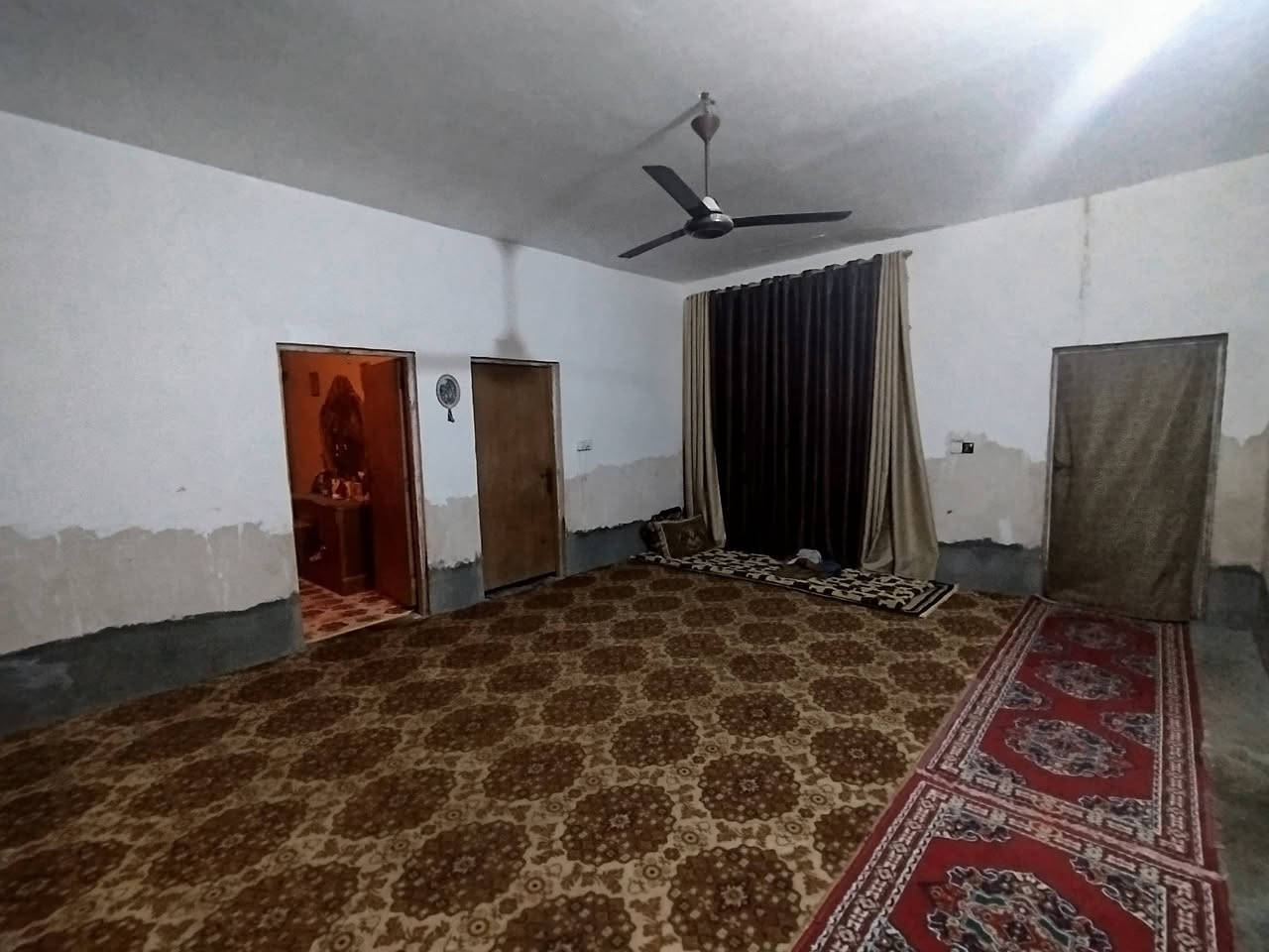 بيع مستعجل
200 متر للبيع غرفتين وصاله ومطبخ وتخاريج داخل وخارج واستقبال ناحيه الرضويه السعر  40
***********
