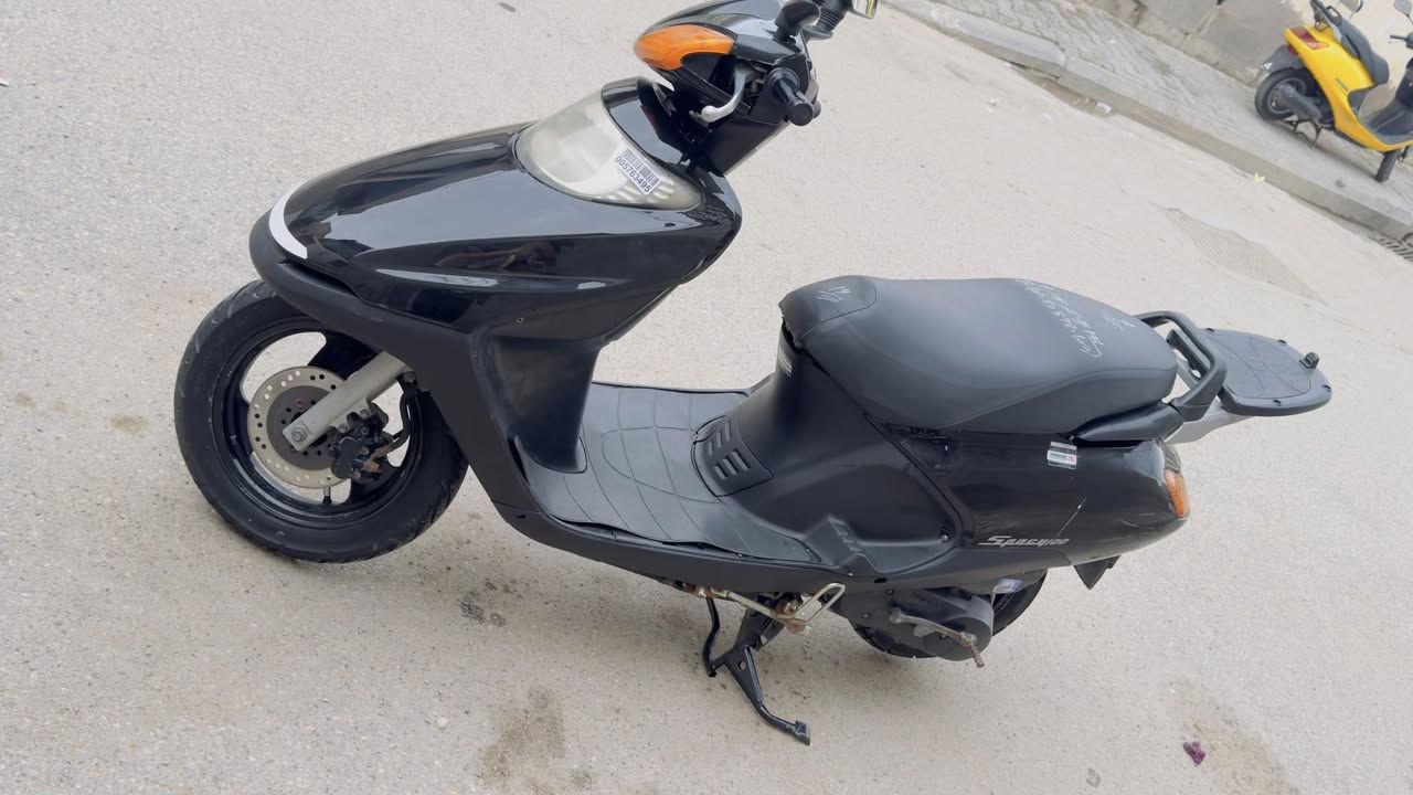 سلام عليكم دراجه سبيسي ياباني للبيع نضيفه مبيه اي نقص مفتوحه رايمر اول مرا سلف هندر
كهربائيات كله شغاله قفل جنطه قفل سكان 
العنوان الكوت الزهراء 
***********
