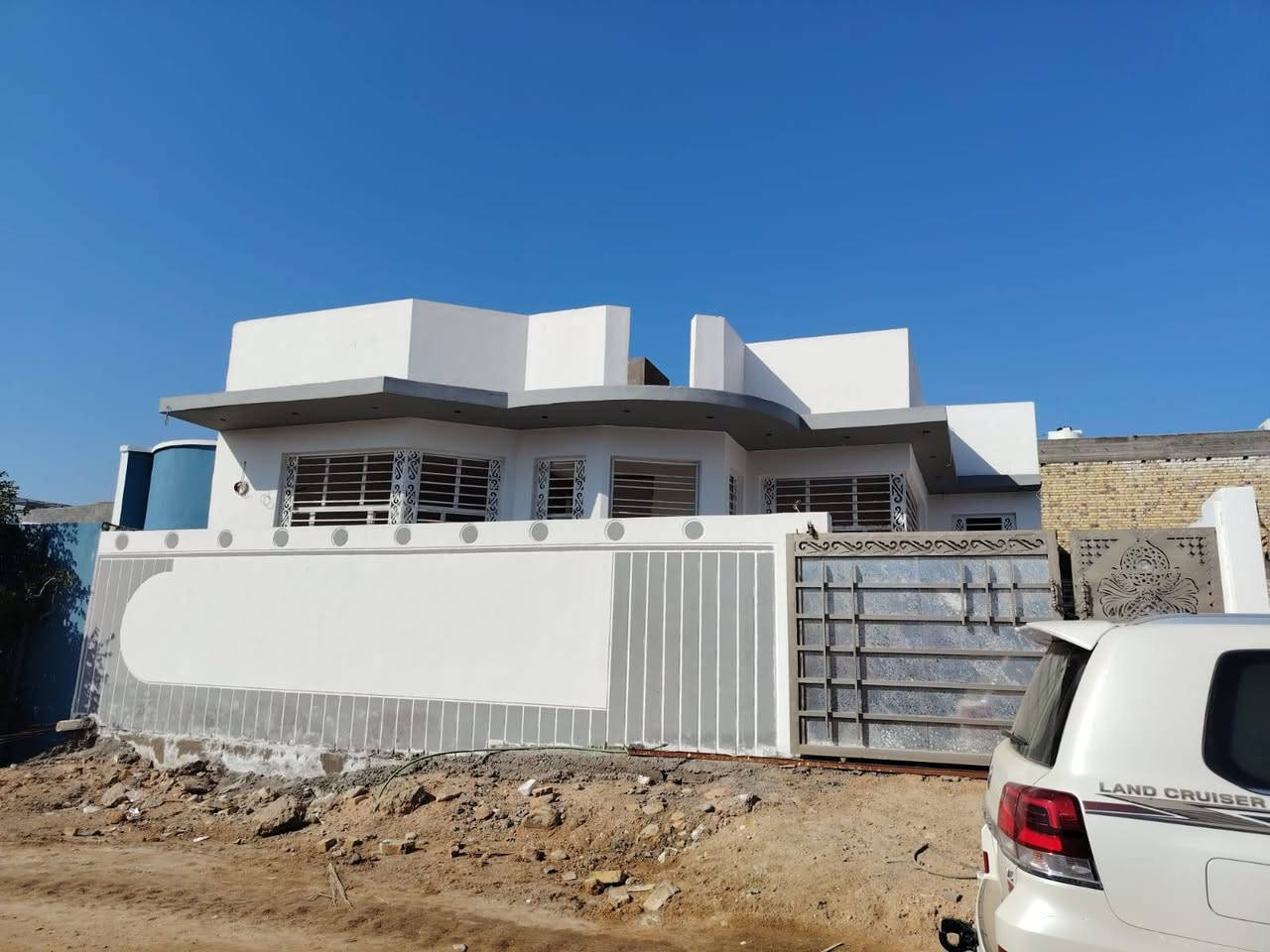 يا الله 
دار للبيع في حي الثقافي خلف مطعم ايوب ملك صرف عثماني مساحة 240 متر الوجه 12 متر والنزال 20 متر يتكون من طابق واحد يحتوي على غرفتين نوم مع صالة كبيرة واستقبال ومطبخ حار بارد ومجموعتين صحية خارج وداخل للإستفسار أكثر مراجعة مكتب الشهد للعقار في خدمي حي المعلمين مقابل مصرف المتحد للاستثمار أو الاتصال على الأرقام التالية 
***********
***********
