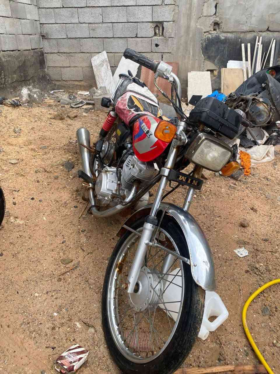 السلام عليكم دراجه نامه كلك اكفلها الك عشائر فقط ابيعلك دراجه طافيه تاخذها مني كوم حديد دراجه حلوه كما موضح في الصوره بس ينراد الها ترتيب ابيعلك دراجه طافيه السعر ٢٥٠قفل وهذا رقمي متواجد واتساب ***********
