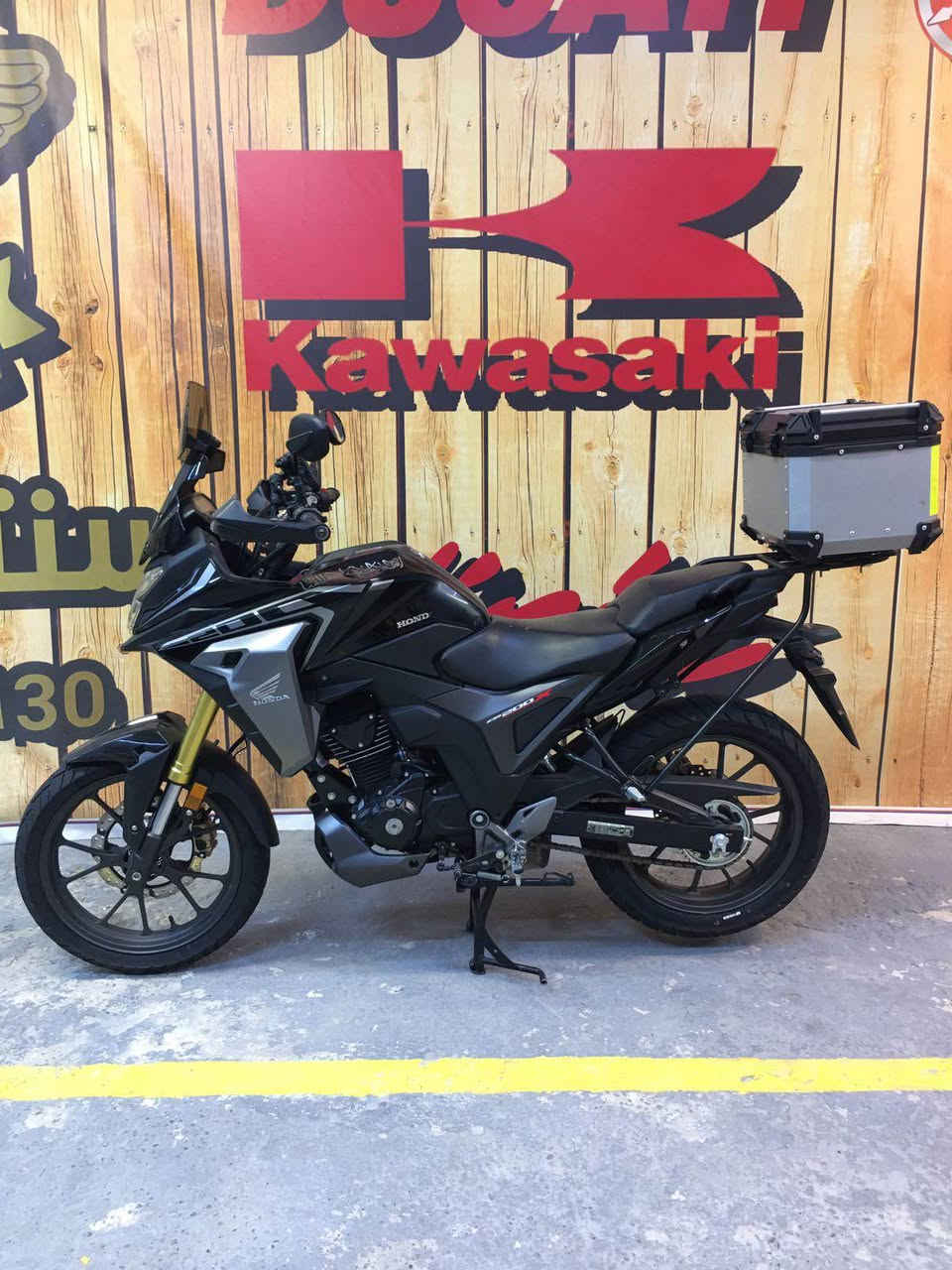 موندا CB200X موديل 2024 تأتي
adventures_center_iraq
بتصميم مستوحى من الدراجات المغامرات (ADV) مع تحديث رئيسي هو إضافة مساعد وقابض انزلاقي (Assist & Slipper Clutch)، بالإضافة إلى إضاءة LED، شاشة LCD رقمية، ومكابح قرصية مع ABS أمامي، وهي مبنية على هيكل Hornet 2.0 وتوفر وضعية قيادة مستقيمة ومريحة للمسافات الطويلة، مع محرك 200cc.
المواصفات الرئيسية:
المحرك: 184.4 سي سي, أحادي الأسطوانة.
القوة: حوالي 17.2 حصان.
عزم الدوران: 16.1 نيوتن متر.
ناقل الحركة: 5 سرعات.
التعليق: شوكة أمامية مقلوبة (USD)، ومونو-شوك خلفي.
المكابح: قرصية مع ABS في الأمام (أحادية القناة).
الوزن: 147 كجم (وزن السير).
الميزات: شاشة LCD رقمية، مصابيح LED.
.(Assist & Slipper Clutch) قابض مساعد ومنزلق :2024 التحديث ل
السعر : $2600 شط العرب, البصرة


**إذا كنت صاحب هذا الإعلان وتريد حذفه لأي سبب، رجاءا أرسل رسالة إلى الدعم الفني**