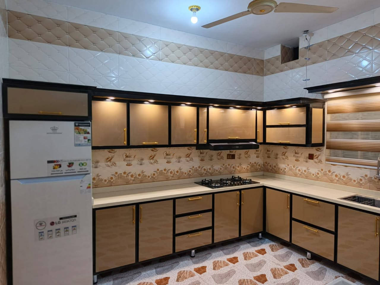 السلام عليكم يتوفر لدينا فصال كاونترات حسب الطلب والديكور والألوان معمل جوهره القائم ***********
