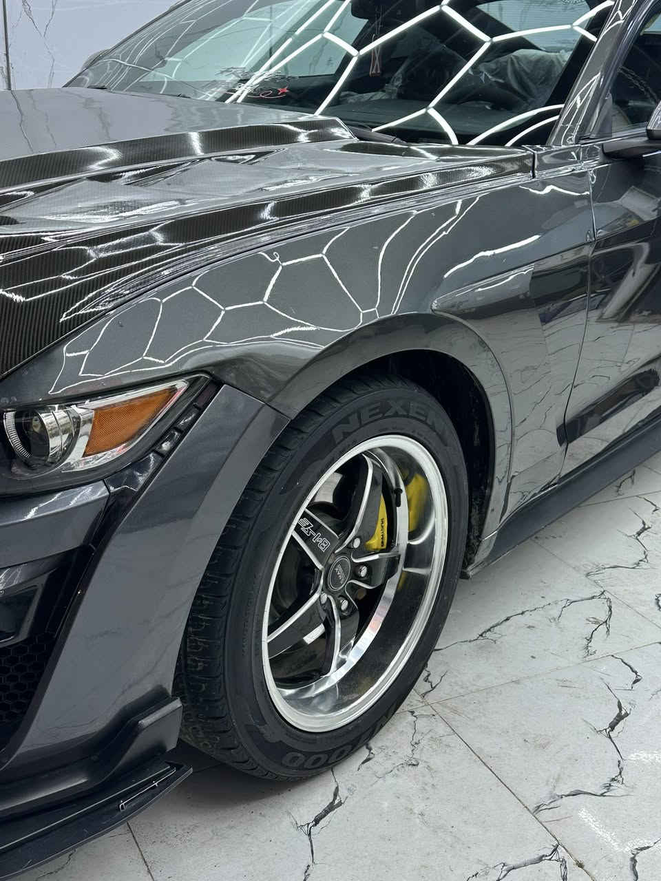 مرحبا شباب
فورد موستانك ايكو بوست بريميوم ٤ سلندر 
موديل ٢٠١٧ حادثها جاملغ خلفي وقبغ جنطه كلش خفيف وخشم البنيد 
وهنا صبغت الجاملغ الخلفي جهة الثانيه يعني نكول ٤ قطع 
صور الحادث موجوده 
محدث بنيد كاربون فايبر الياف بجم شيلبي 
بدون ايرباك .. بدون ايرباك اكرر 
عليها بك لايت سموك 
كت شيلبي 
ويل ويلد طرحه جديده 
عطاس تيربو 
سياره كامله مناقصها شي فقط تلحيضات بسيطه 
ادامه كامله سعرها ١١٨ وبيها مجال بسيط بيع او مراوس عادي وانطي فرق مكاني سيديه او بوعيثه ***********
