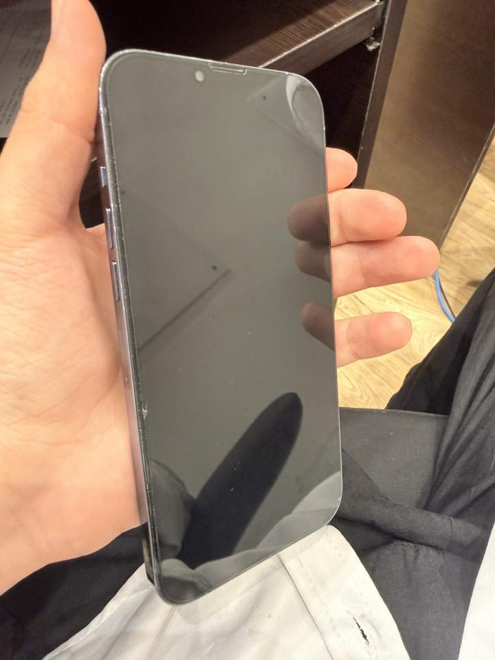 السلام عليكم 13 برو ماكس عربي شرق اوسط الحهاز بلادي بطاريه 79 سعر 715 مكاني بغداد رقم/***********
