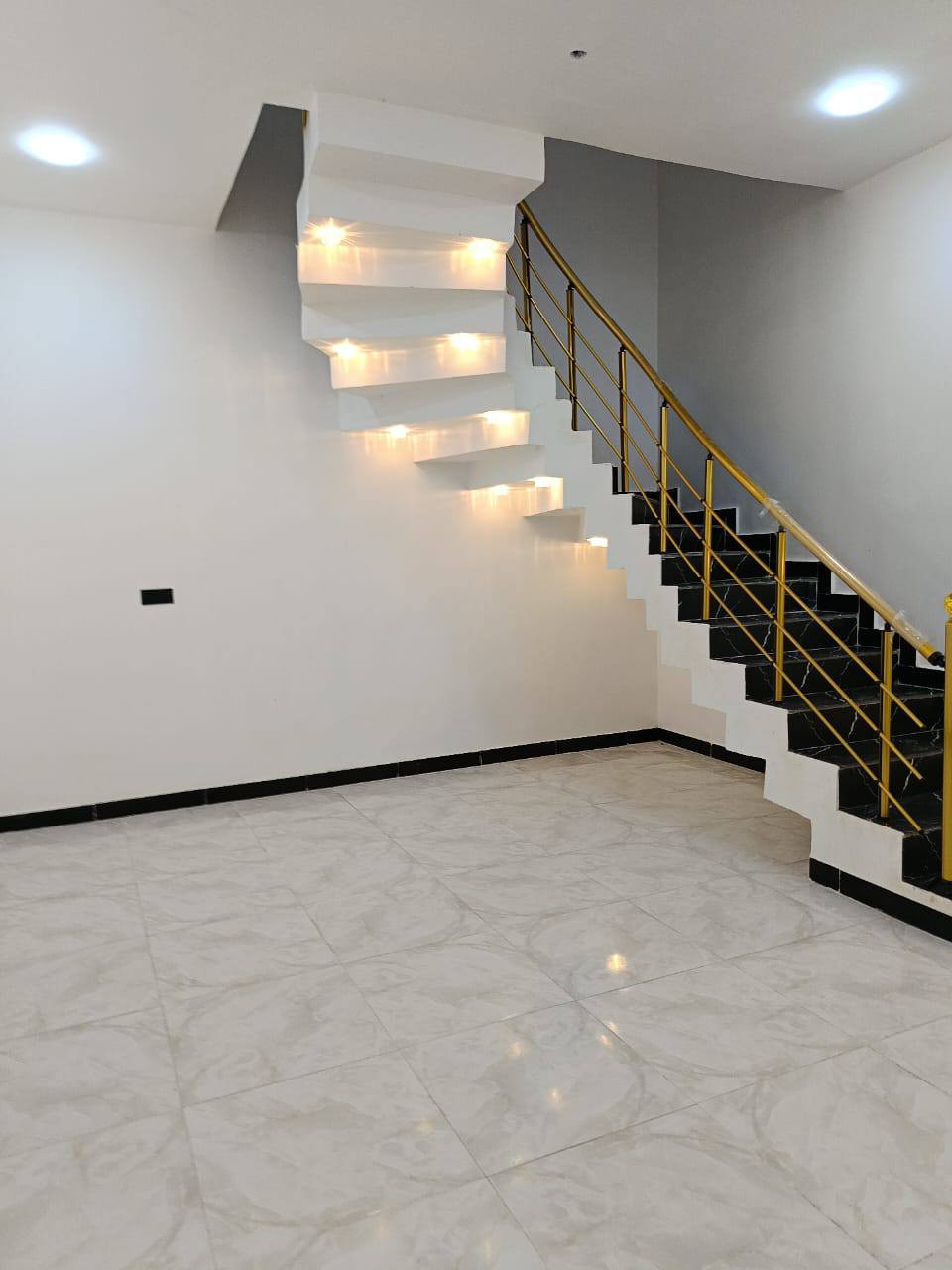 يعلن مكتب عقارات بلد
***********📞

♦️ دار للبيع في شط العرب باب الهوى 200متر 
ـــ 3غرف ـــ وصالة ــ ومطبخ ـــ واستقبال ـــ وحمامات ـــ كراج
الســـعر  120وبي مجال  قليل 
للإستفسار ***********
🔹️العنوان المكتب عقـــــــارات بلــــــــــــد باليوبه قرب مدرسه ام أيمن
♦️نستقبل كافة العروضات في شط العرب البصرة, العراق
