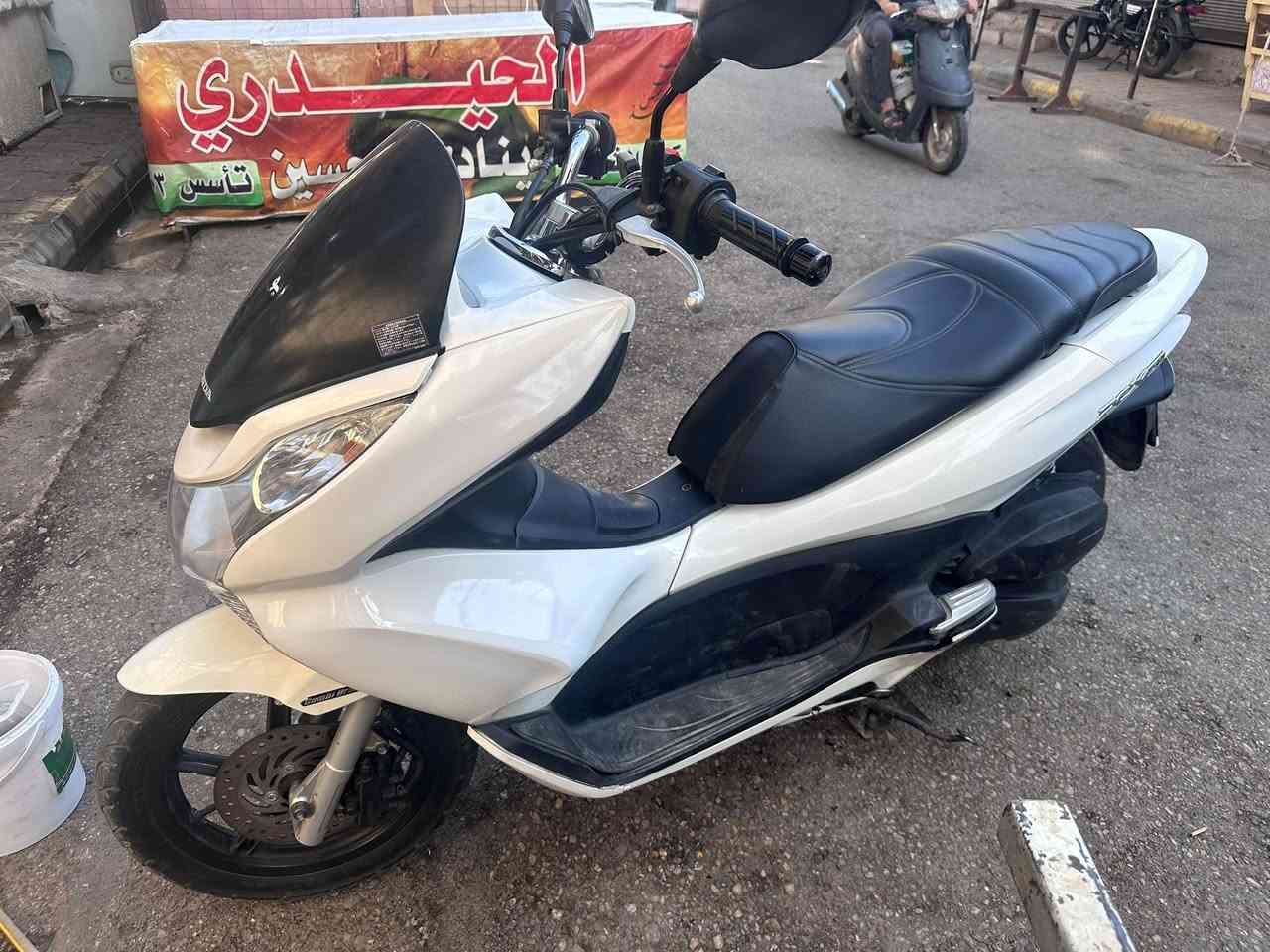 لسلام عليكم pcx جيل اول محرك 150 دراجة ع فحص وين متريد بية قطعتين رش فقط الباقي كفالة السعر ١٢ ونص مكاني كوت مركز ***********ماشية 69

